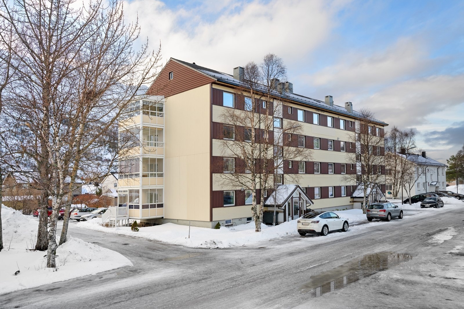 Inngangsdører til leilighetene, dører til loft og kjeller, takluker på loft og taktekkingen ble utskiftet i 2020. I tillegg ble piper rehabilitert og låssystem ble montert i boligblokken. Galleribilde