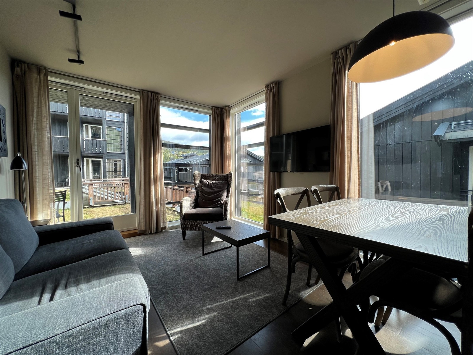 Hjørnestue med utsikt. Galleribilde