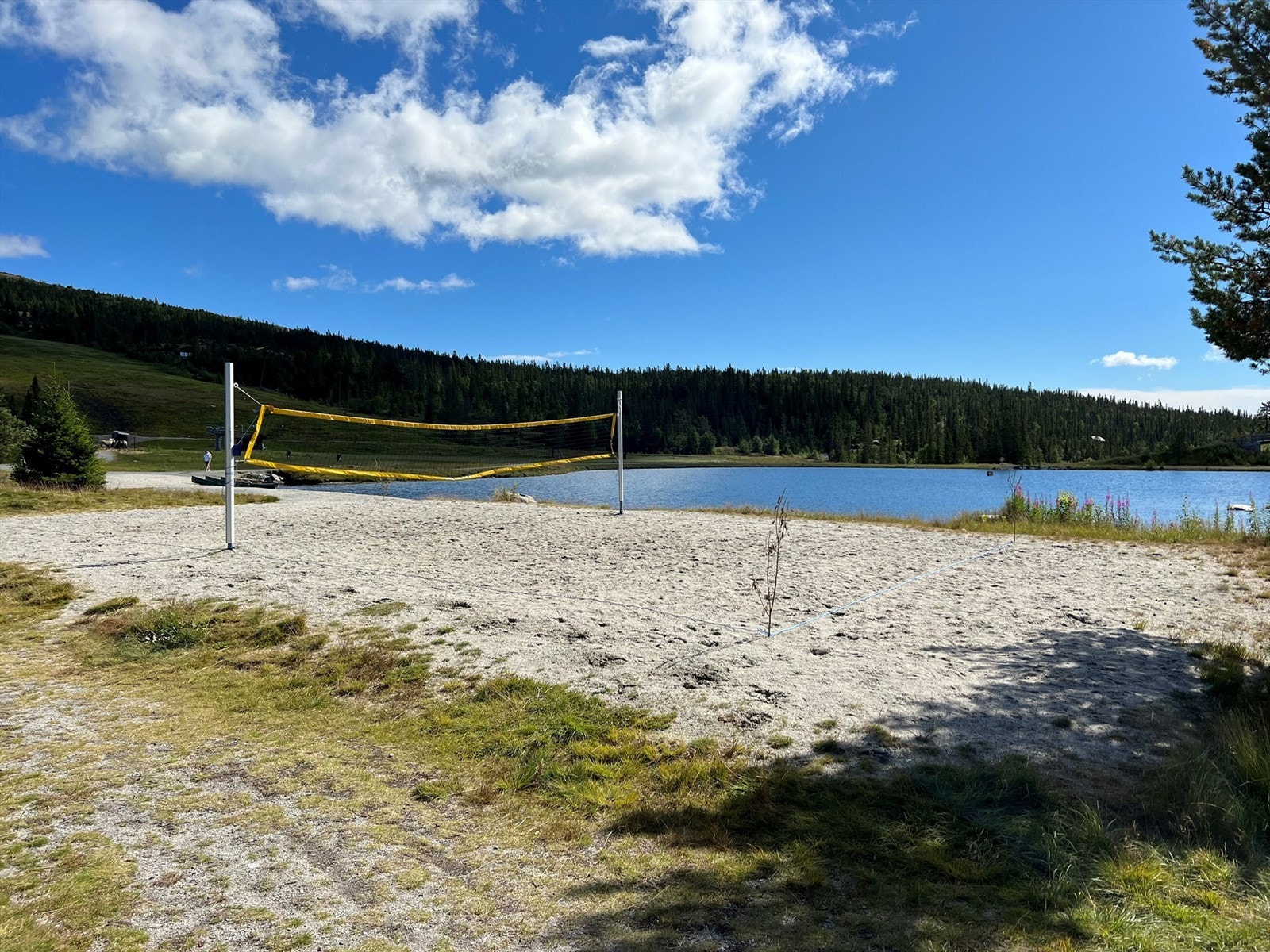 Strandliv på Norefjell Ski og Spa med blant annet beachvolleyball. Galleribilde