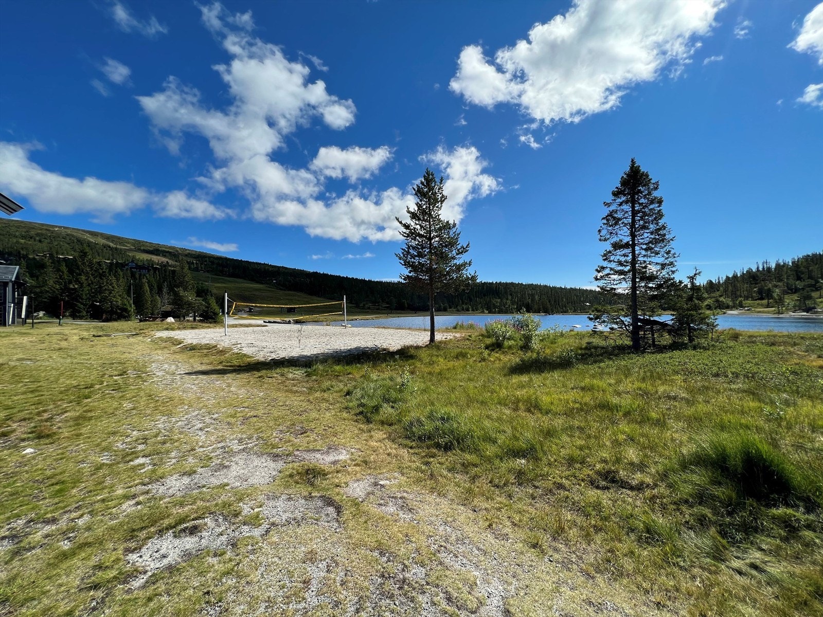 Strandliv på Norefjell Ski og Spa med blant annet beachvolleyball. Galleribilde