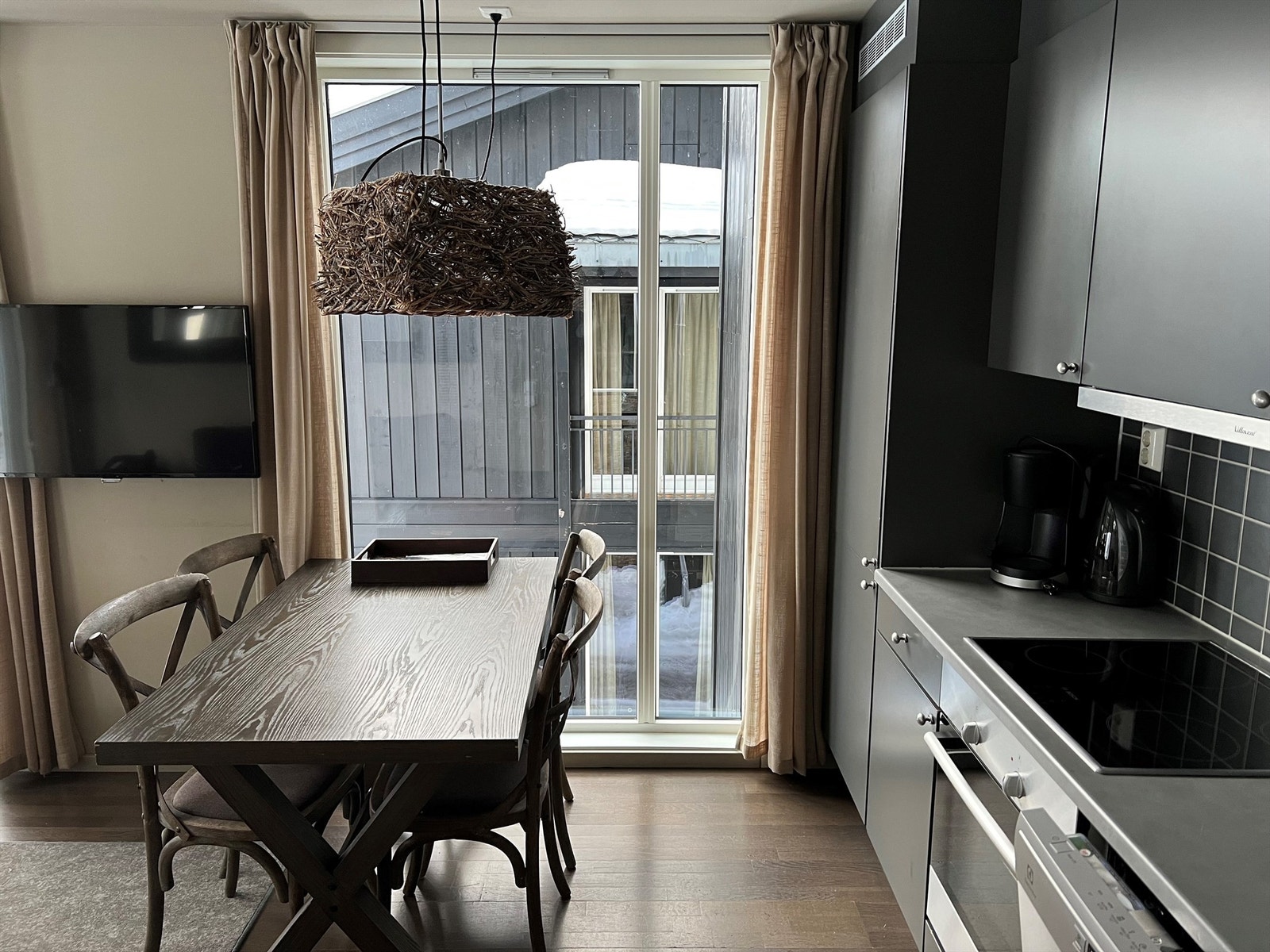 Flott spiseplass for familien foran stort vindu. Det ene kjøkkenskapet er låsbart for privat lagring. Galleribilde