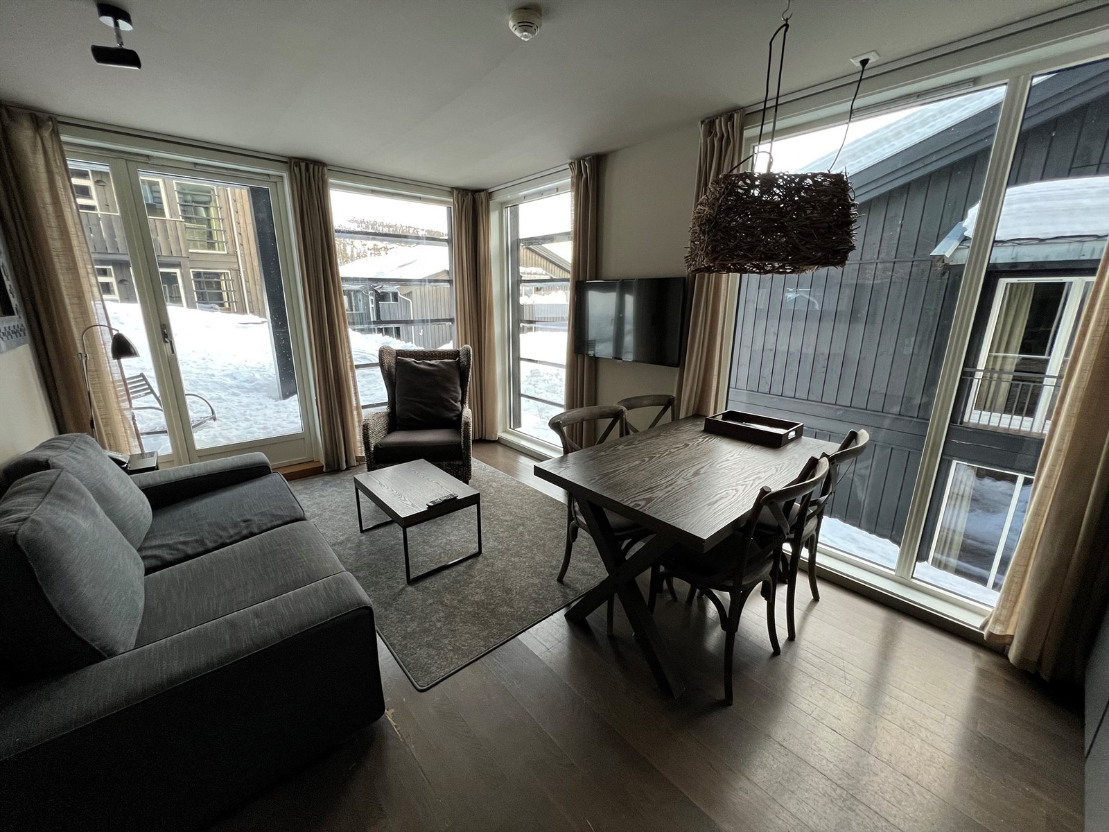 Lys og flott hjørnestue med store vinduasarealer. Galleribilde