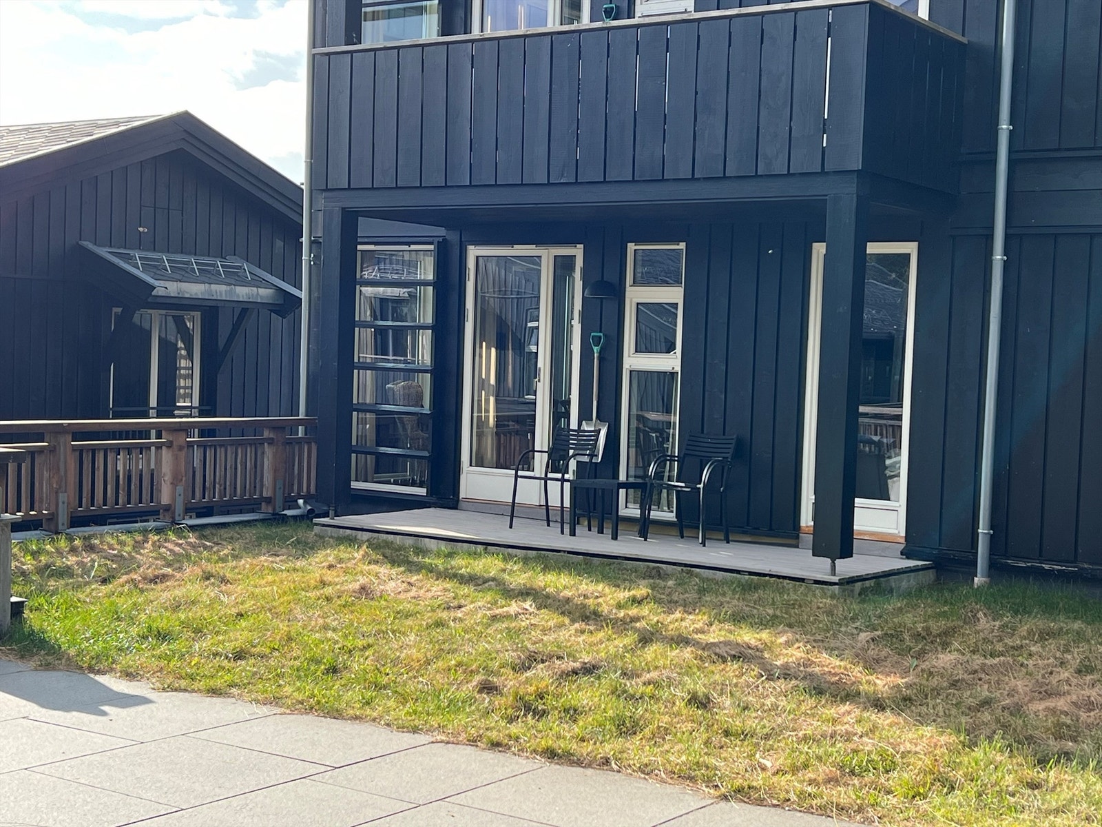 Fin hjørneplassering med stor plensone/boltreplass rundt markterrassen. Galleribilde