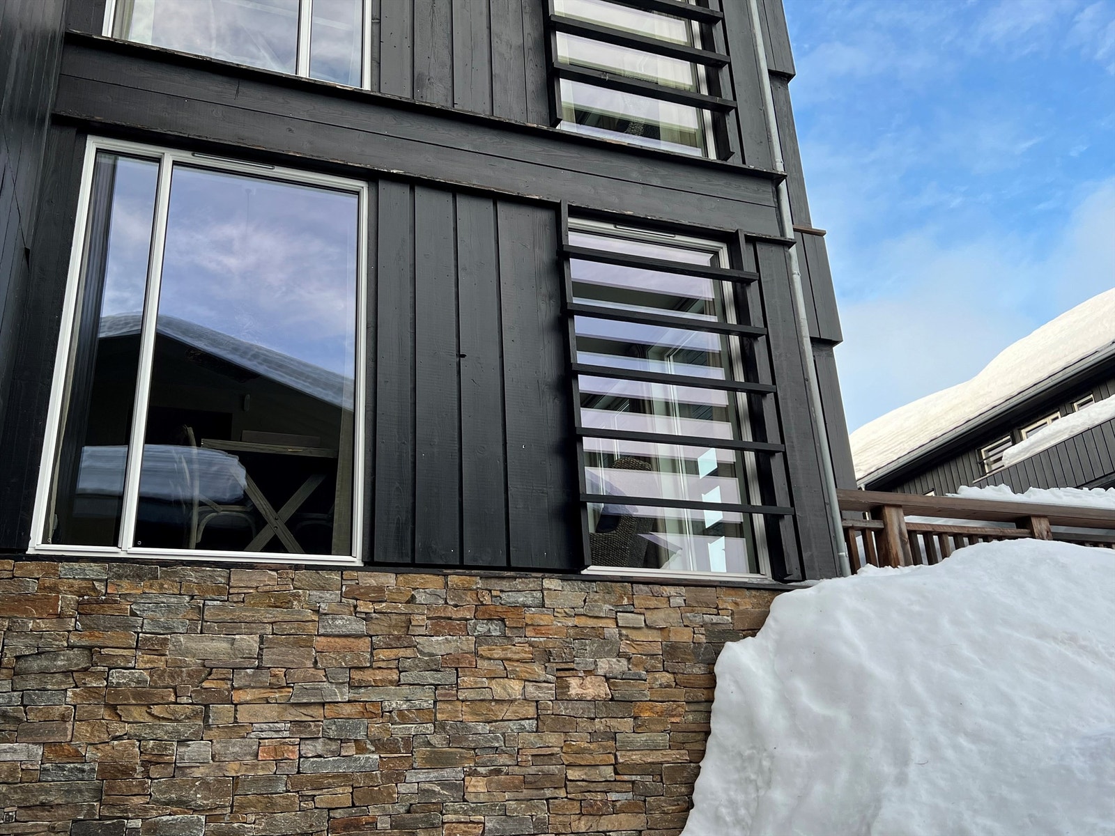 Flott hjørnebeliggenhet, både på bakkeplan og over bakkenivå ved hjørne. Galleribilde