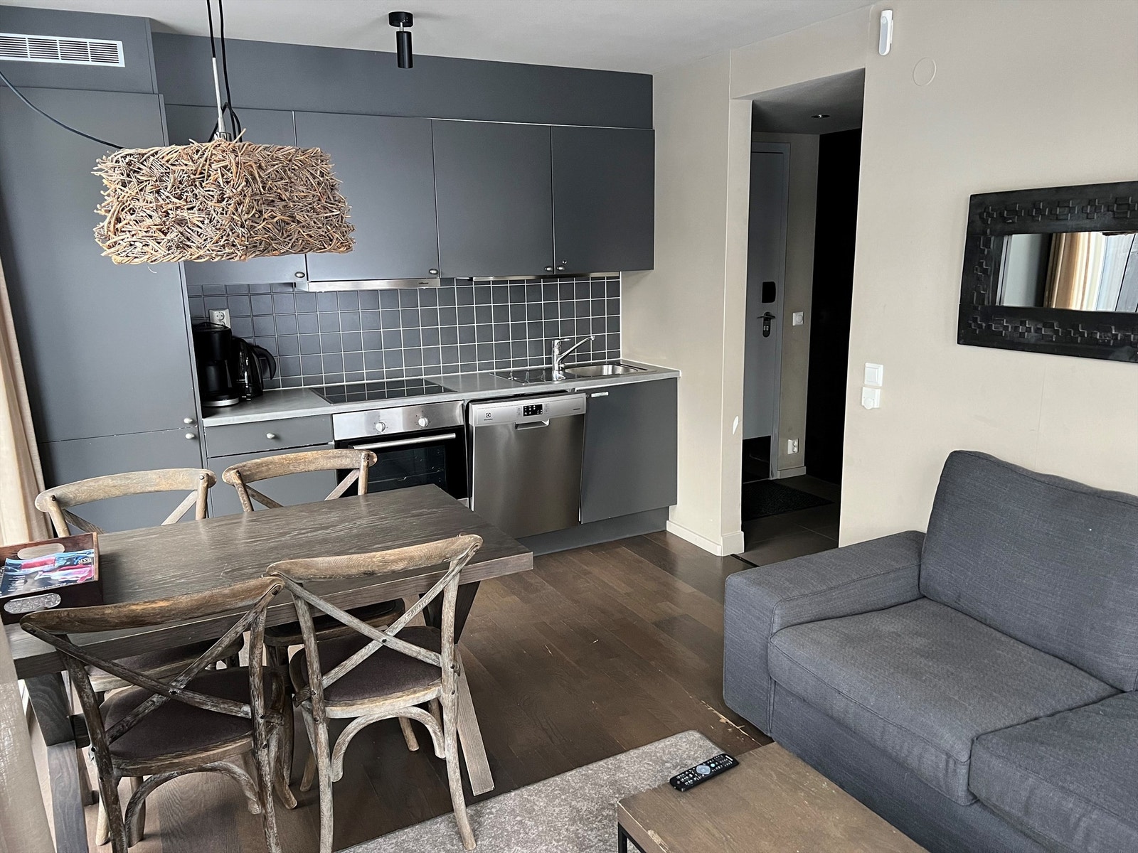 Åpen kjøkkenløsning mot stuen. Leiligheten er komplett innredet for et godt og behagelig ferieliv; møbler, hvitevarer, kopper og kar. Galleribilde