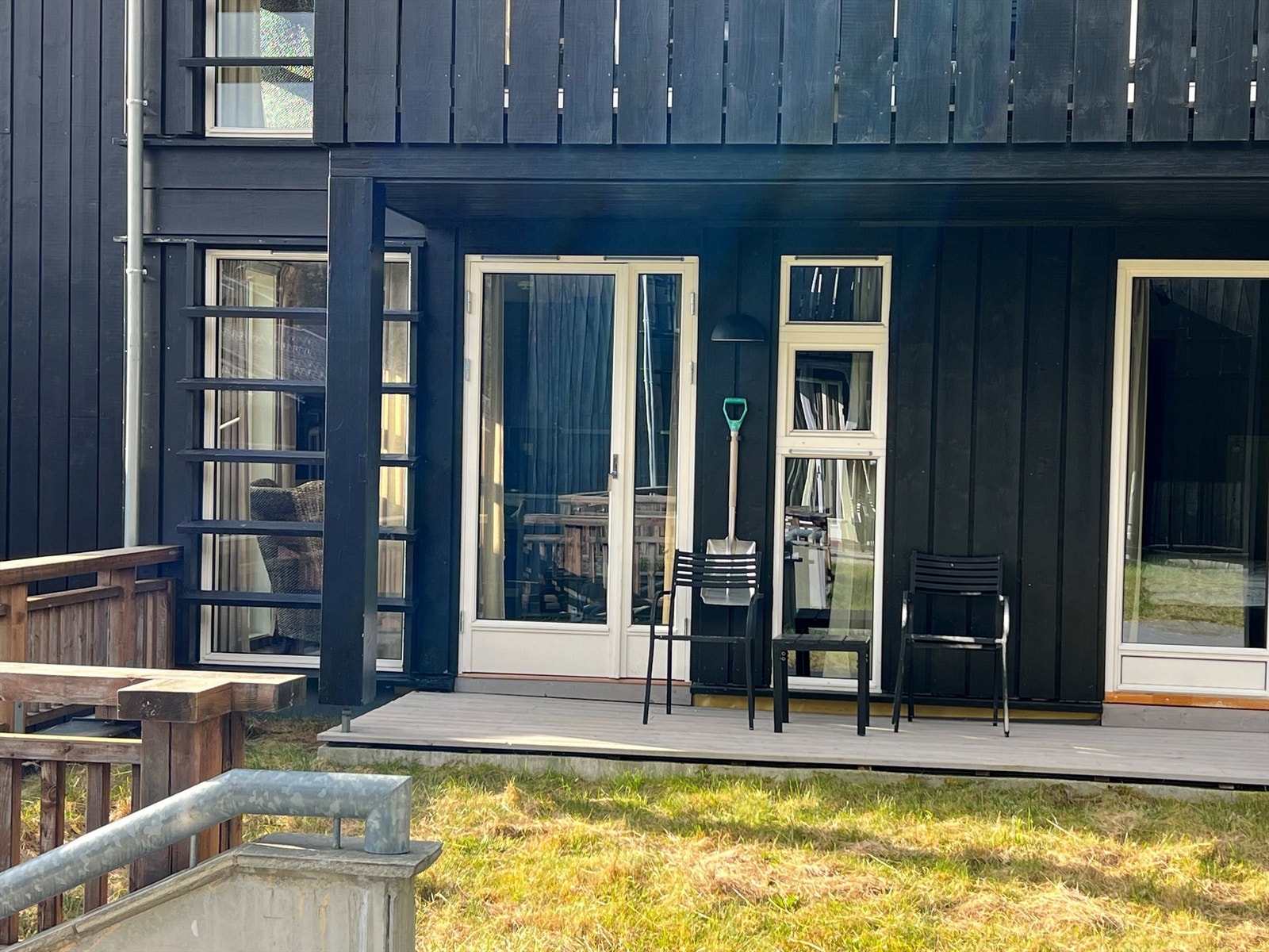 Fin hjørneplassering med stor plensone/boltreplass rundt markterrassen. Galleribilde