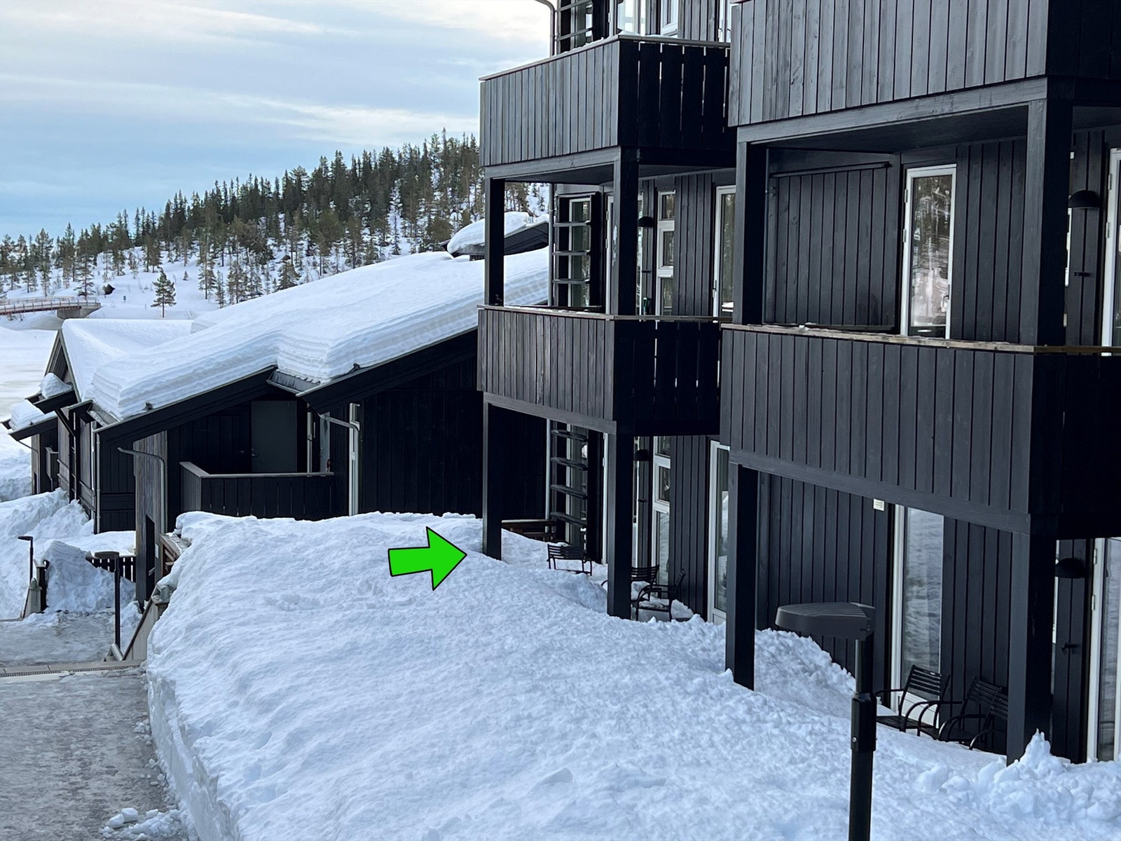 Leilighet 5217 er tilbaketrukket beliggende fra gangstien med terrasseplatting og plensone. Galleribilde