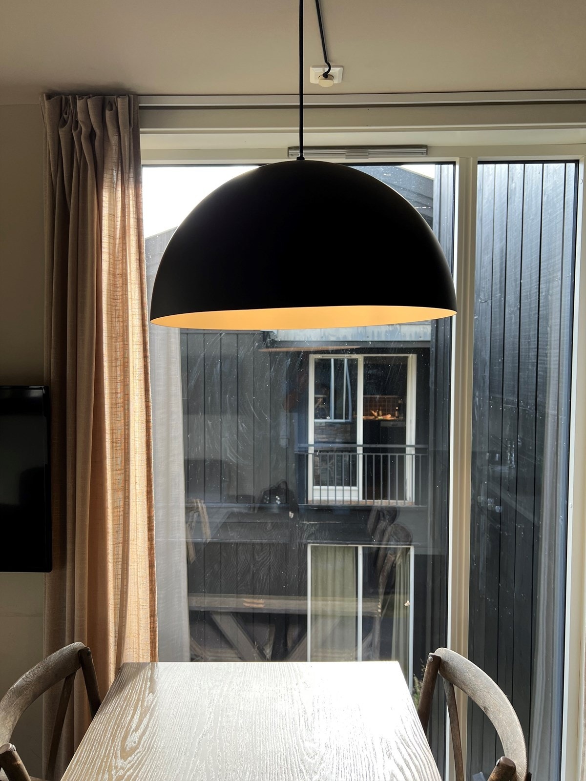 Fin spiseplass foran vindu. Galleribilde