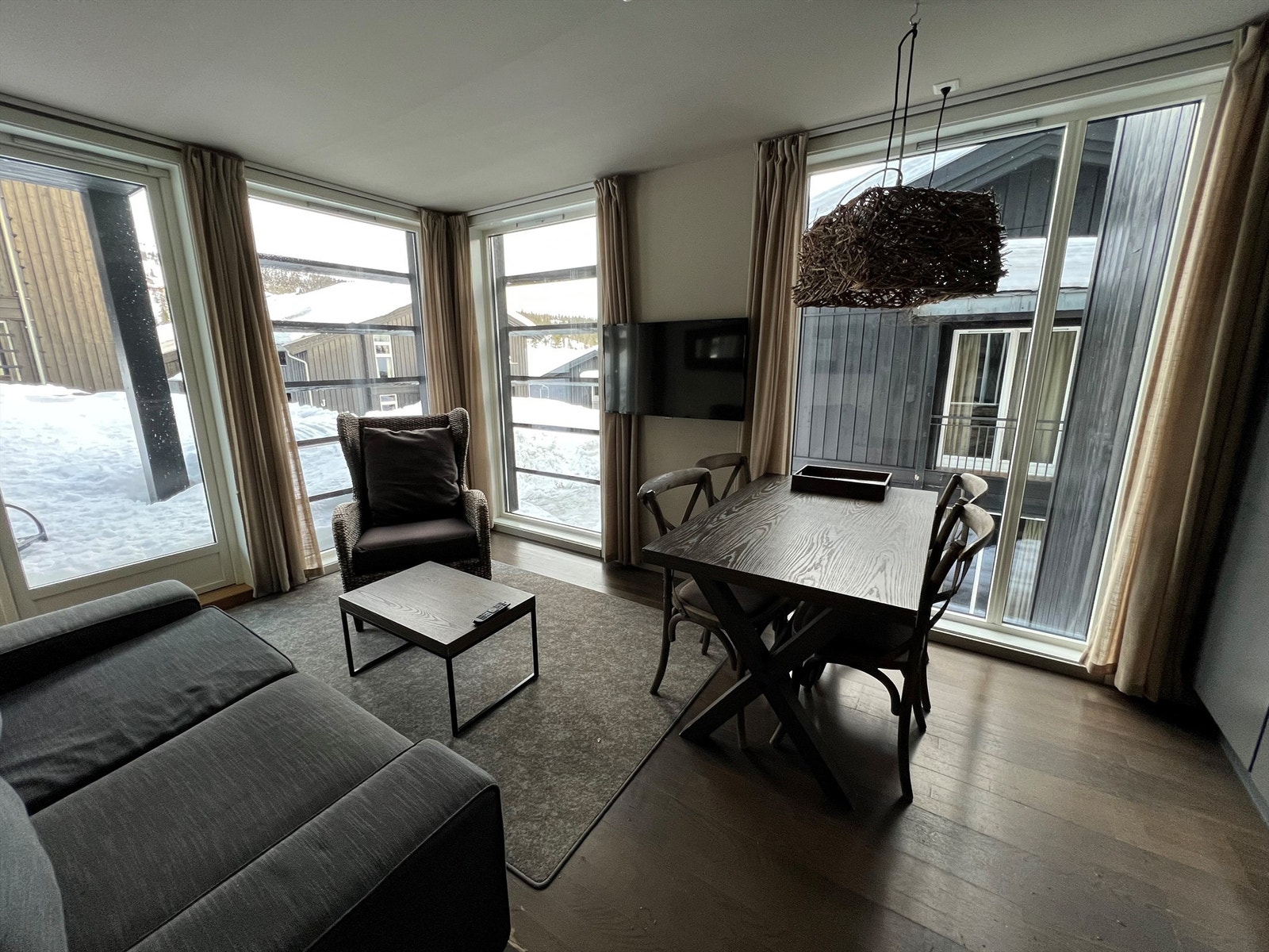 Lys og flott hjørnestue med store vindusarealer. Leiligheten leveres fullt møbler og fullt utstyrt for en komfortabel ferieopplevelse. Galleribilde