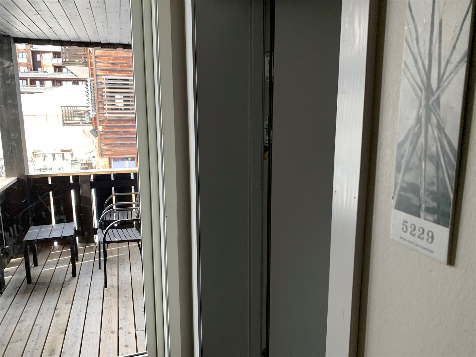 Solrik, fellesbalkong for hus Y i 3. etasje med utsyn over Piazzaen. Galleribilde