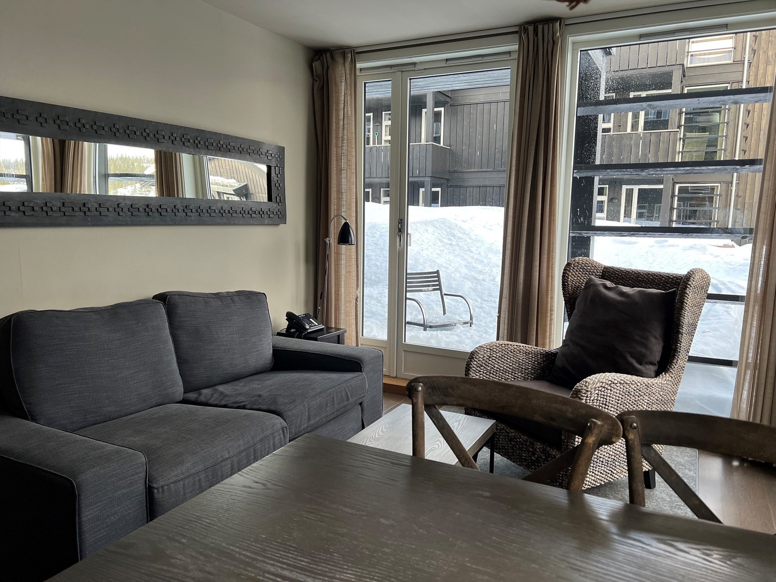 Stue med utgang til terrasse/terreng (mye snø på Norefjell i år). Galleribilde