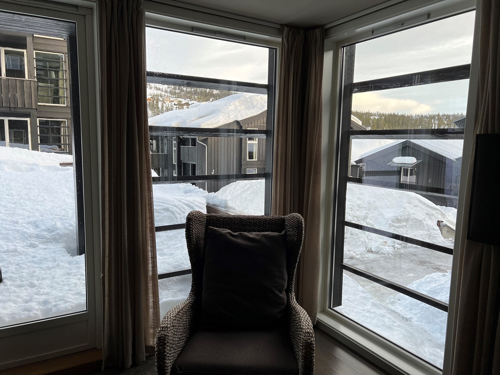 Nydelig hjørneløsning med store vindusarealer i to himmelretninger. Galleribilde