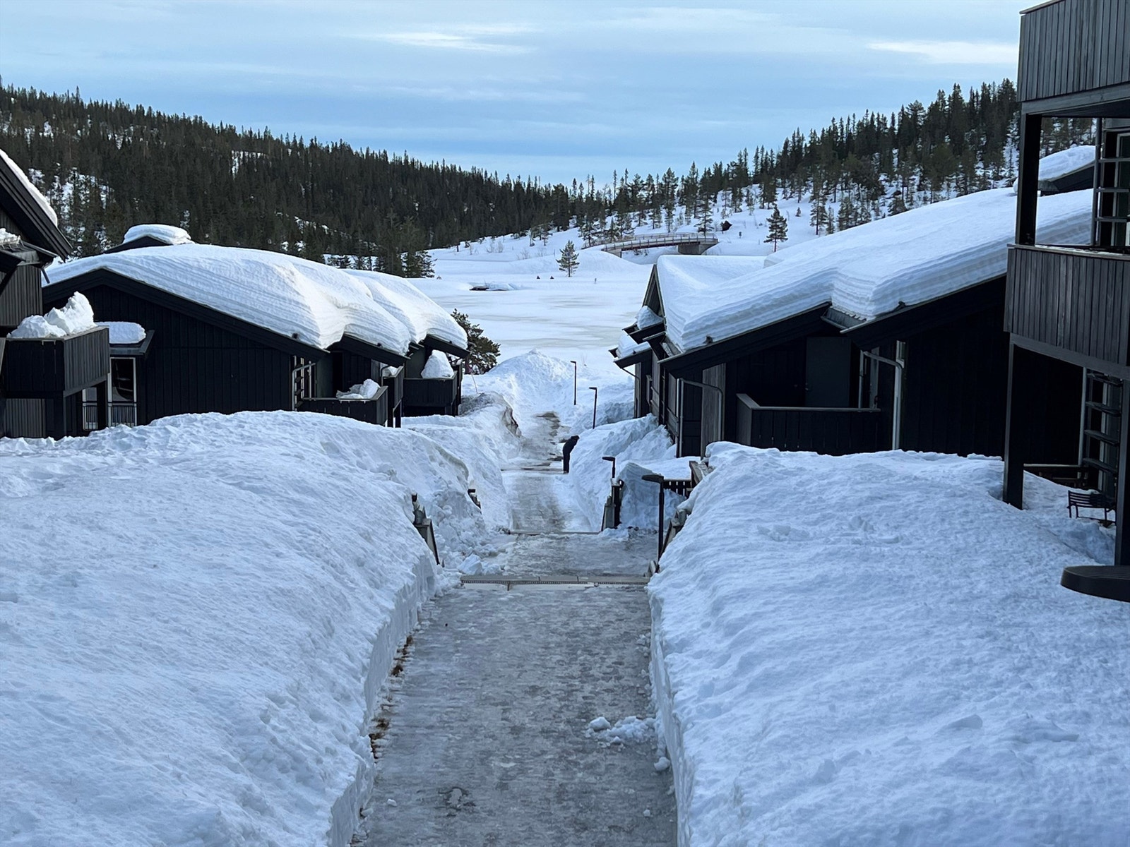 Passasje fra hotellet til vannet. Galleribilde