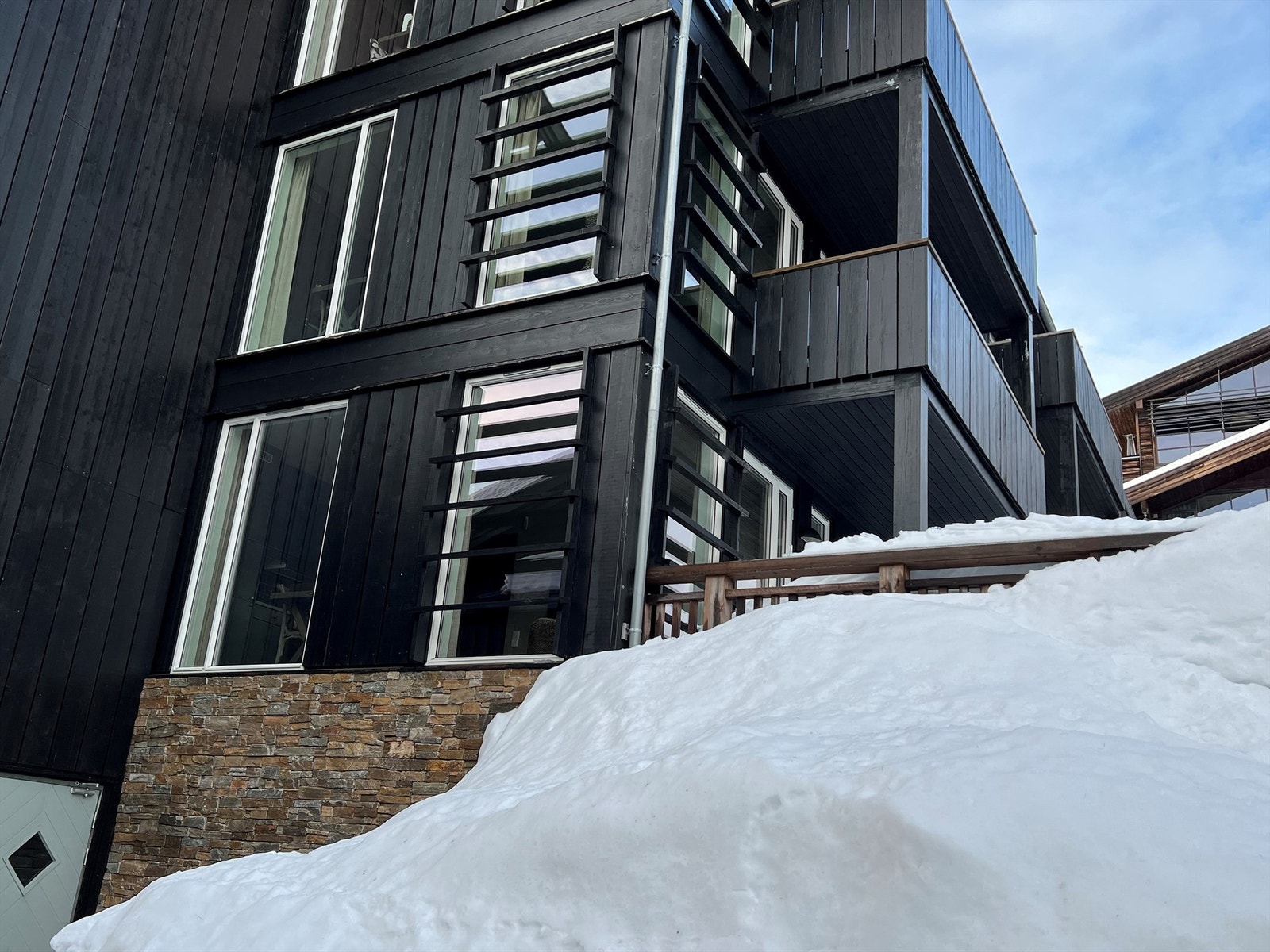 Flott hjørnebeliggenhet, både på bakkeplan og over bakkenivå ved hjørne. Galleribilde