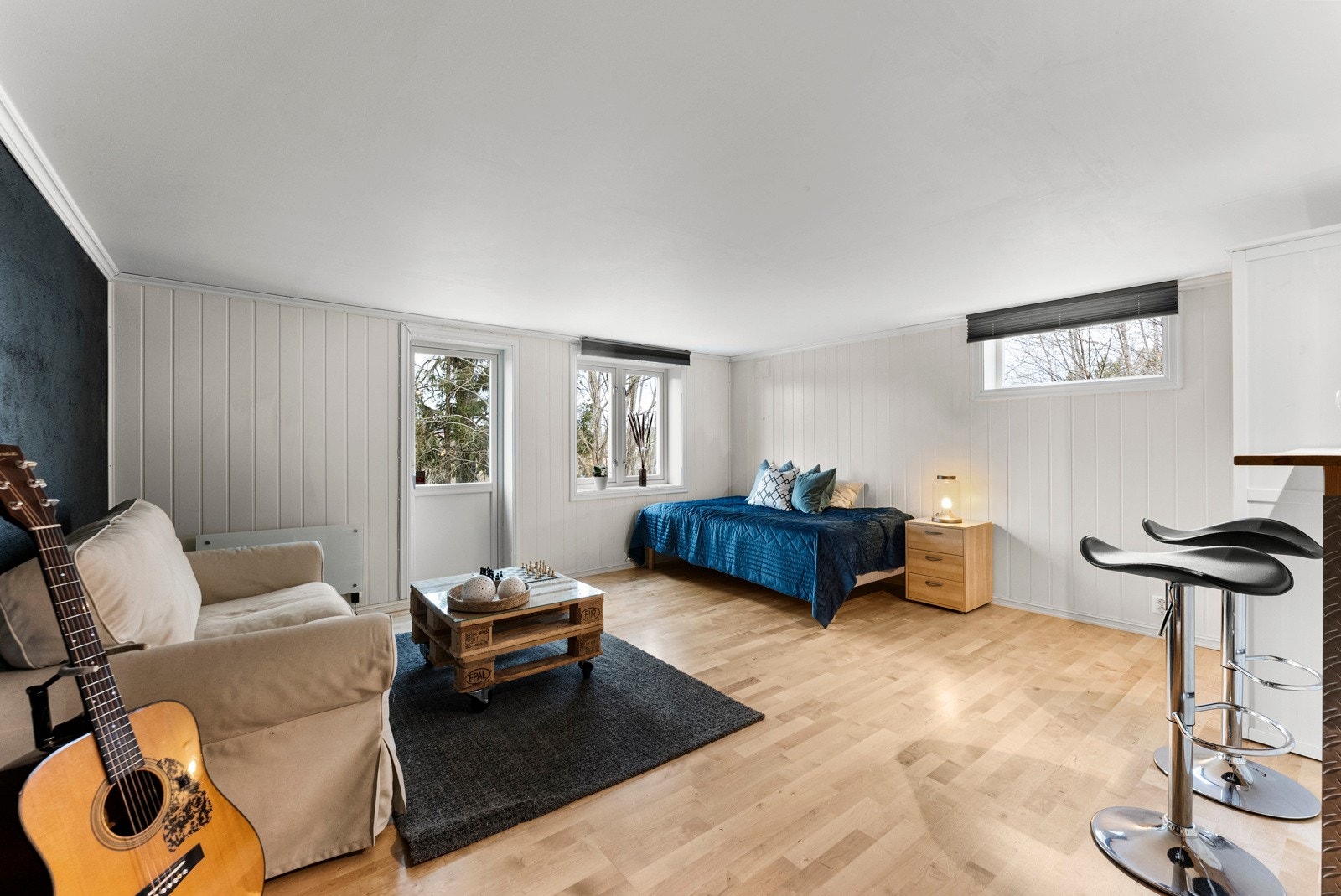 Oppholdsrom som i dag blir brukt som soverom eller ekstra stue. Her har man god plass til seng, sofa mm. I tillegg er det egen utgang til hagen bak huset. Galleribilde