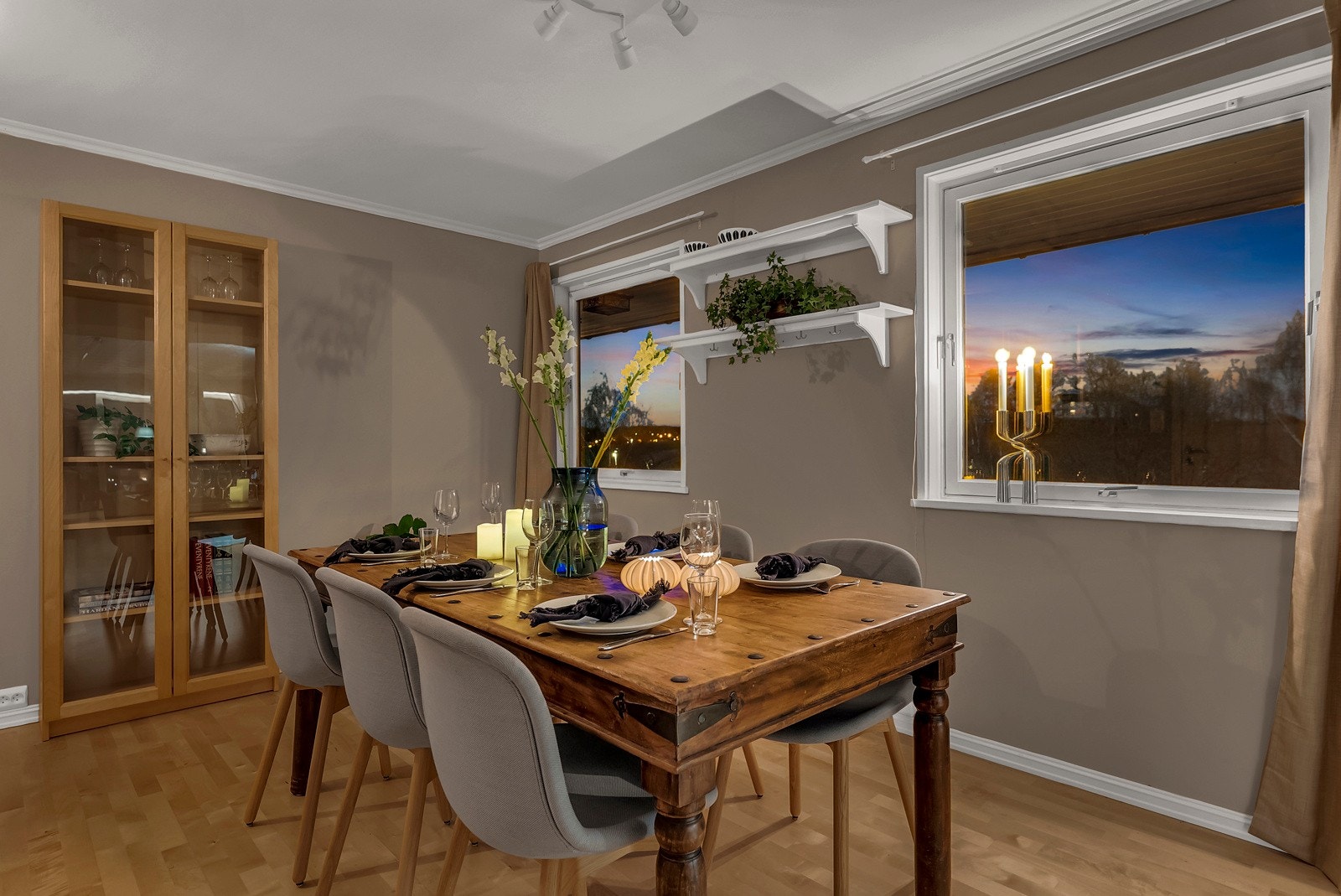 Meget hyggelig
på kveldstid hvor man kan ha hyggelige lag med venner og familie Galleribilde