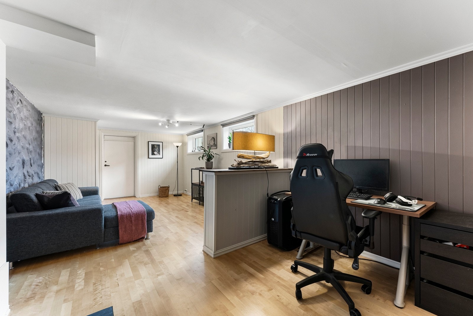 I kjellerstuen finner man en smart, todelt løsning med kontorplass i den ene delen og plass til sofa i den andre, adskilt av en lav skillevegg. Galleribilde