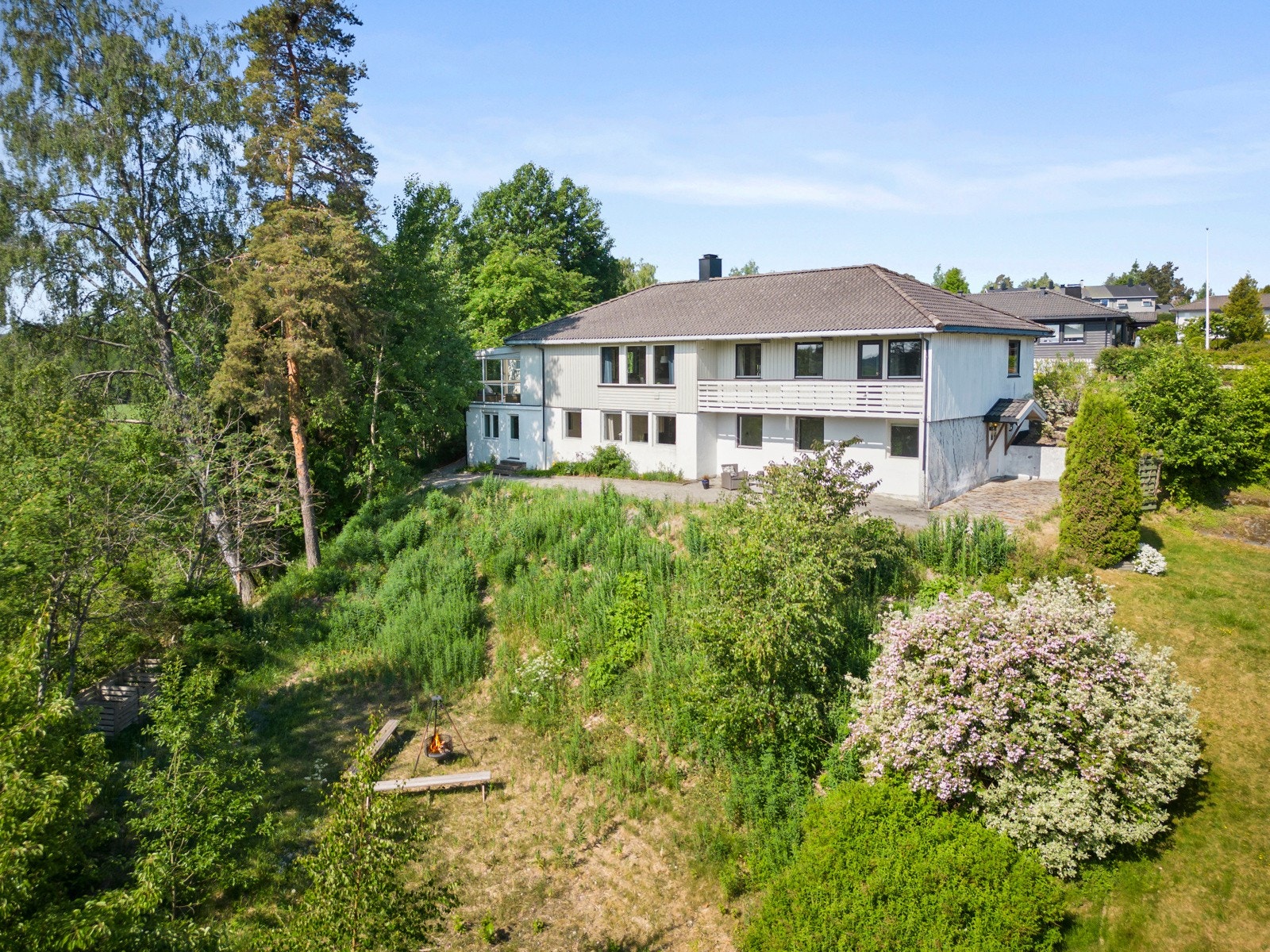 Boligen fint plassert på en stor hjørnetomt i enden av feltet med flott utsikt innenfra, men også fra flere uteplasser. Tomten ligger i delvis skrånende terreng og har et areal på 1671 kvm som byr på mange muligheter. Galleribilde