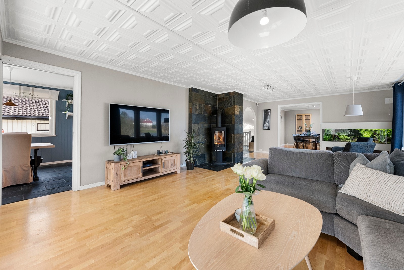 Stuen har en peisovn for ekstra varme og hygge Galleribilde