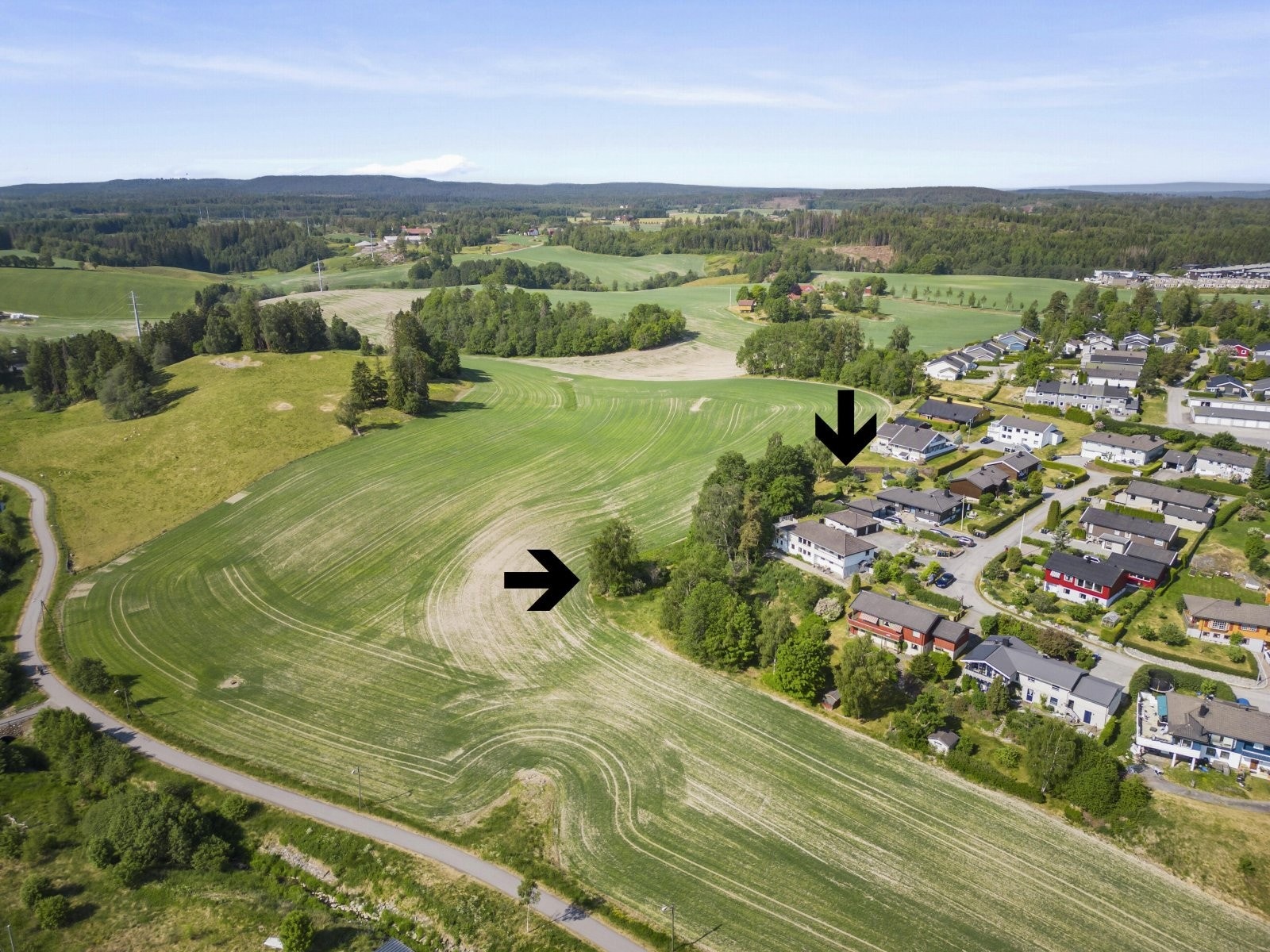 Oversiktsbilde viser den flotte beliggenheten helt i enden av feltet med utsikt over naturen Galleribilde
