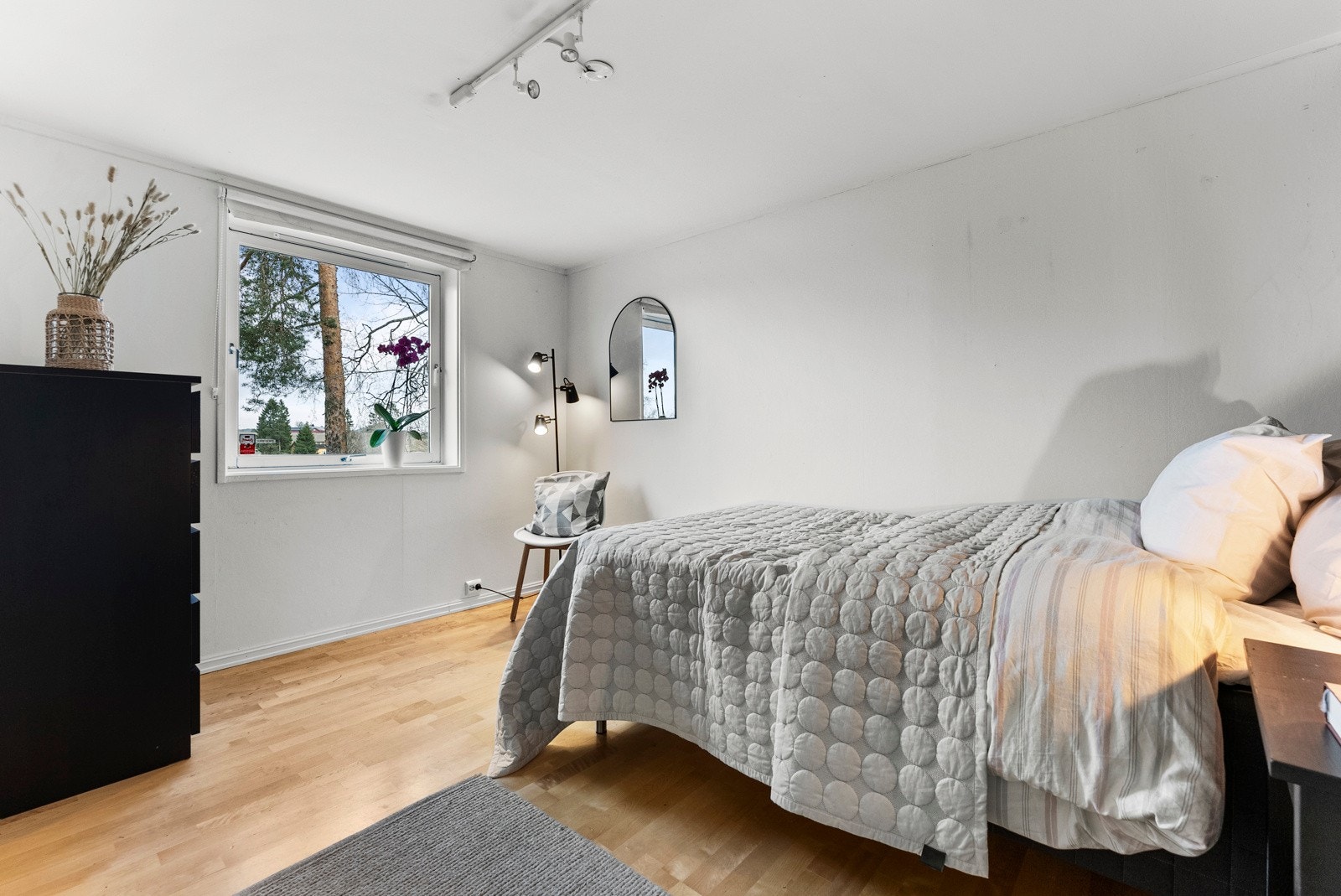 Soverom i lyse og lune farger med god boltreplass Galleribilde