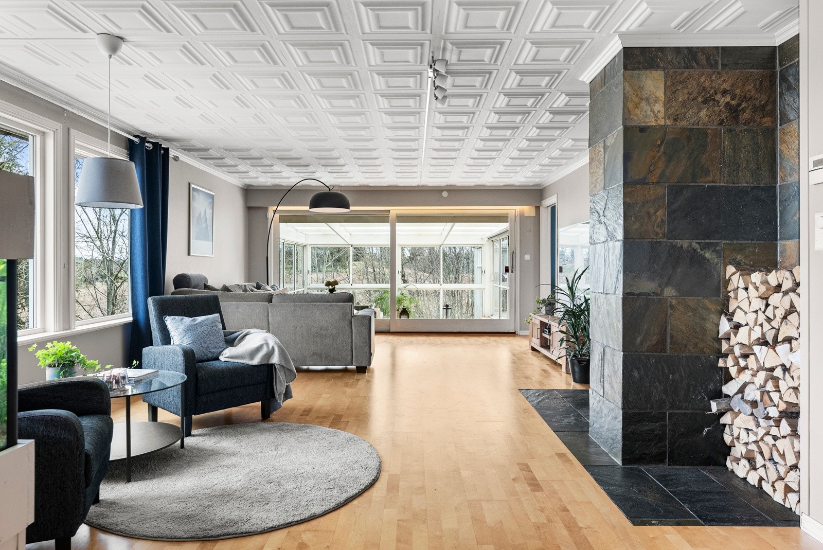 Boligen har tilsammen fire flotte stuer, så her er det god plass til alle! Galleribilde