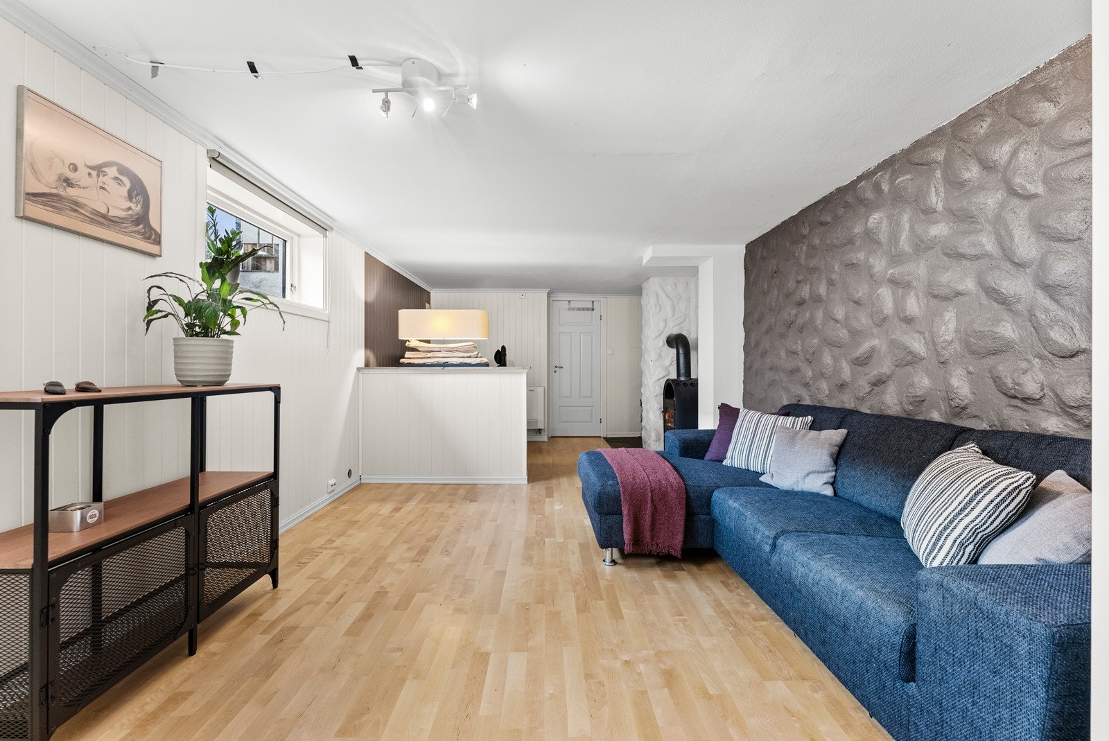 Perfekt som ekstra oppholdsrom for familien. Midt mellom sonene er det en peisovn som gjør det varmt og koselig. Galleribilde