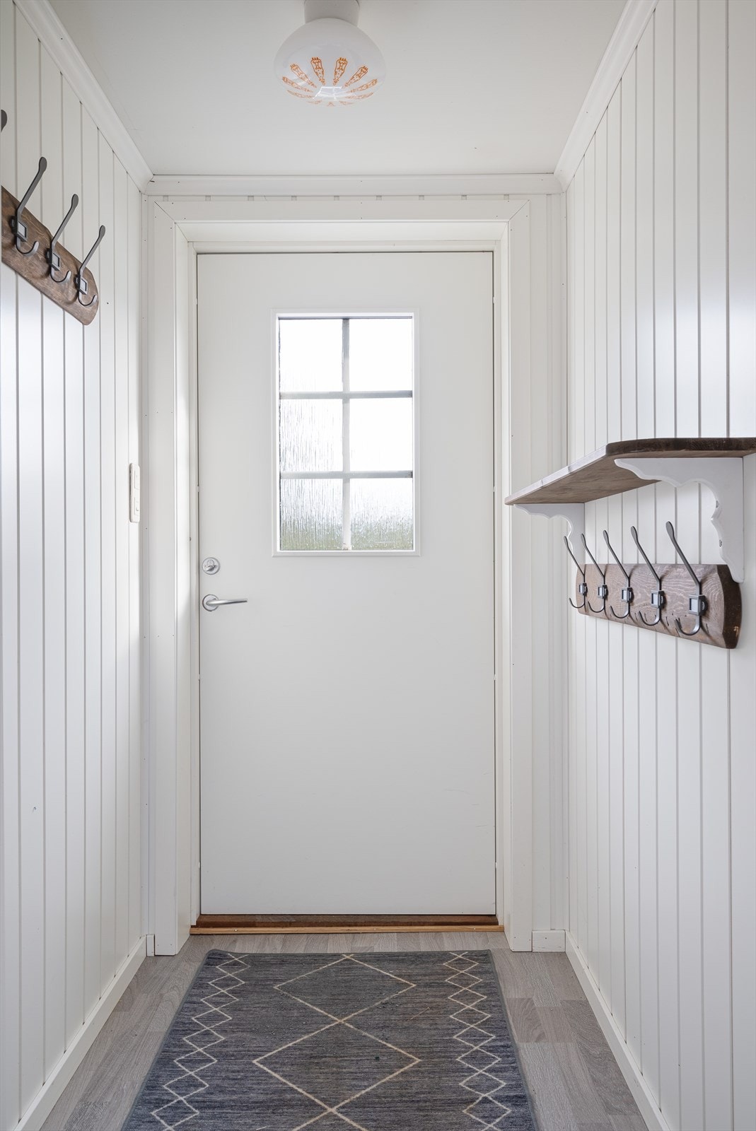Entreen er lys og fin og har flere knagger til yttertøyet. Galleribilde