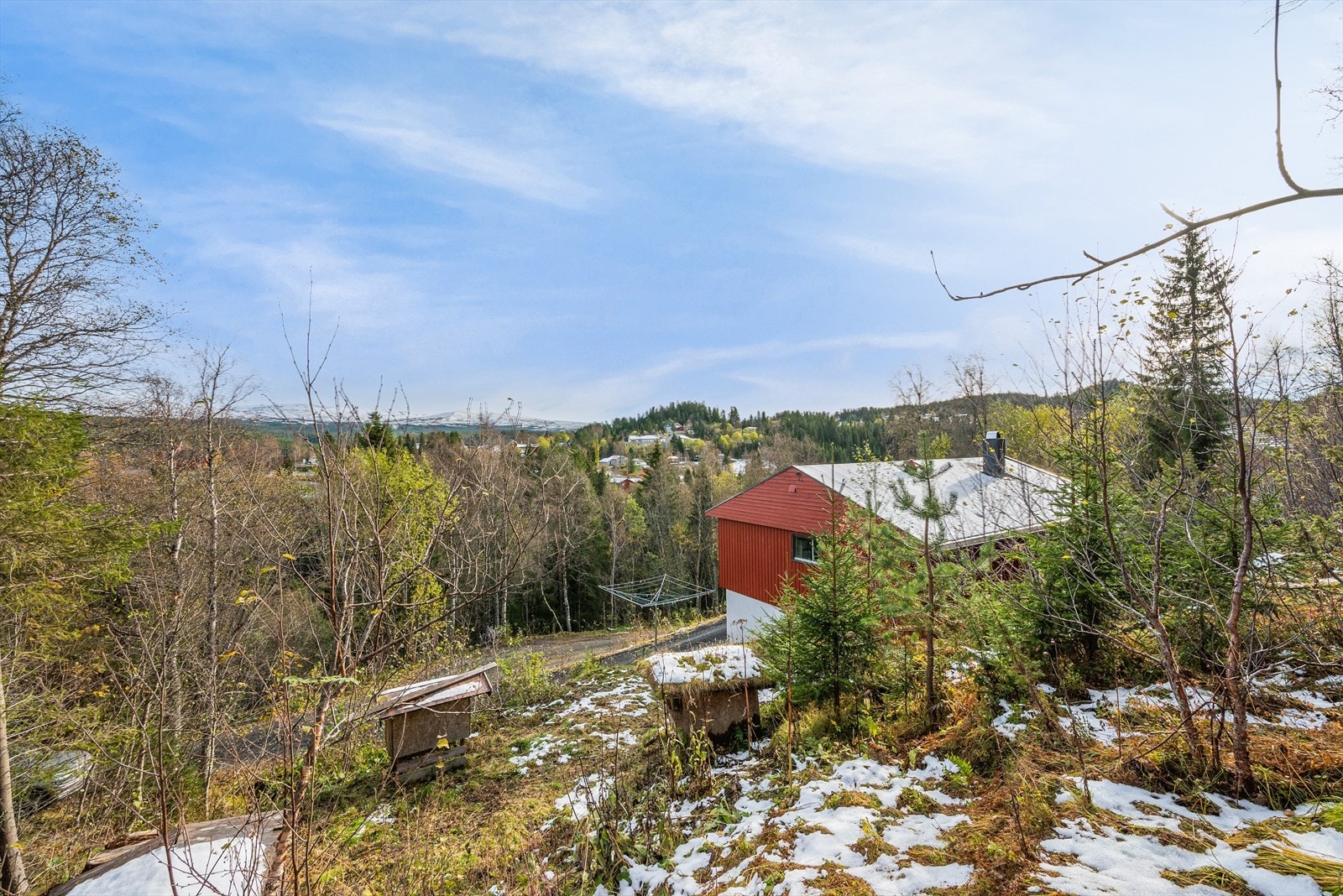 Boligen ligger fint til i høyden og herfra er det nydelig natur så langt øye kan se. Galleribilde