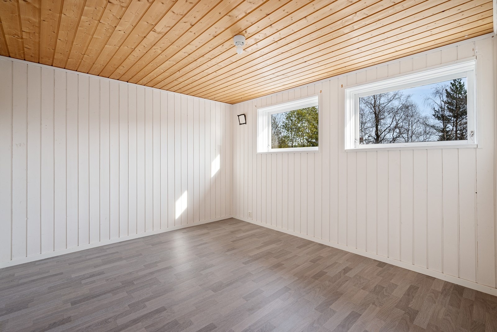 Soverommet som ligger i underetasjen har nyere gulv med gulvvarme. Galleribilde