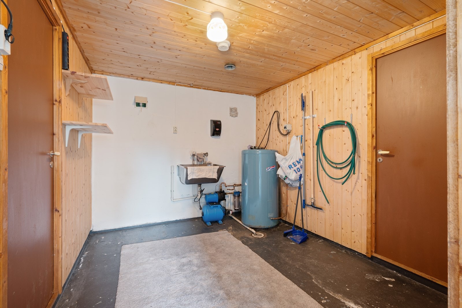 Vaskerommet har en enkel standard, utstyrt med sluk, skyllekum, varmtvannsbereder og opplegg for vaskemaskin. Galleribilde