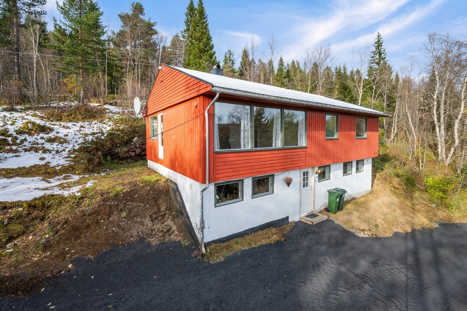 Foran huset er det en romslig, gruslagt gårdsplass. Galleribilde