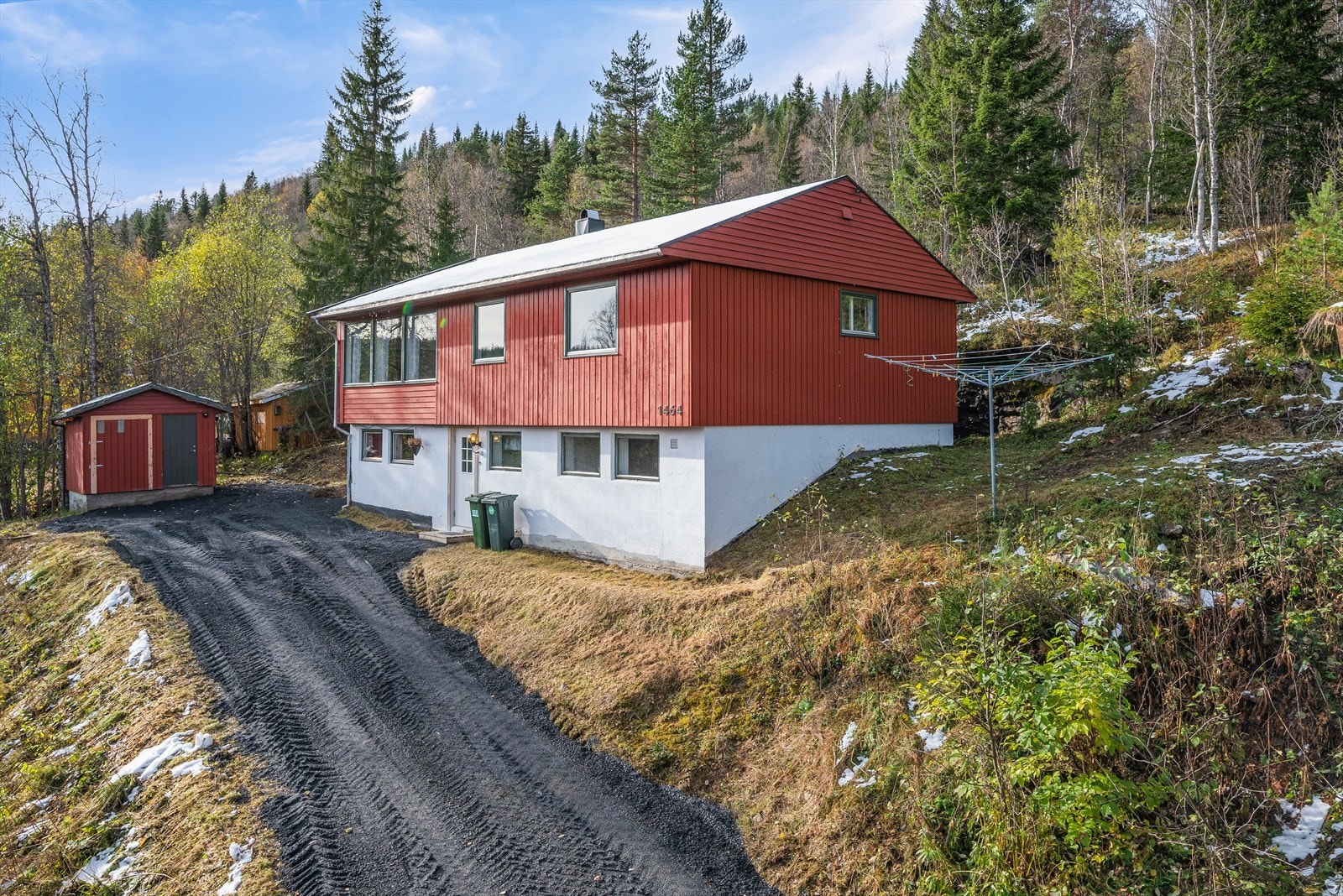Velkommen til Budalsveien 1464 - en hyggelig enebolig over to plan, beliggende litt opp i høyden i landlige og usjenerte omgivelser. Galleribilde