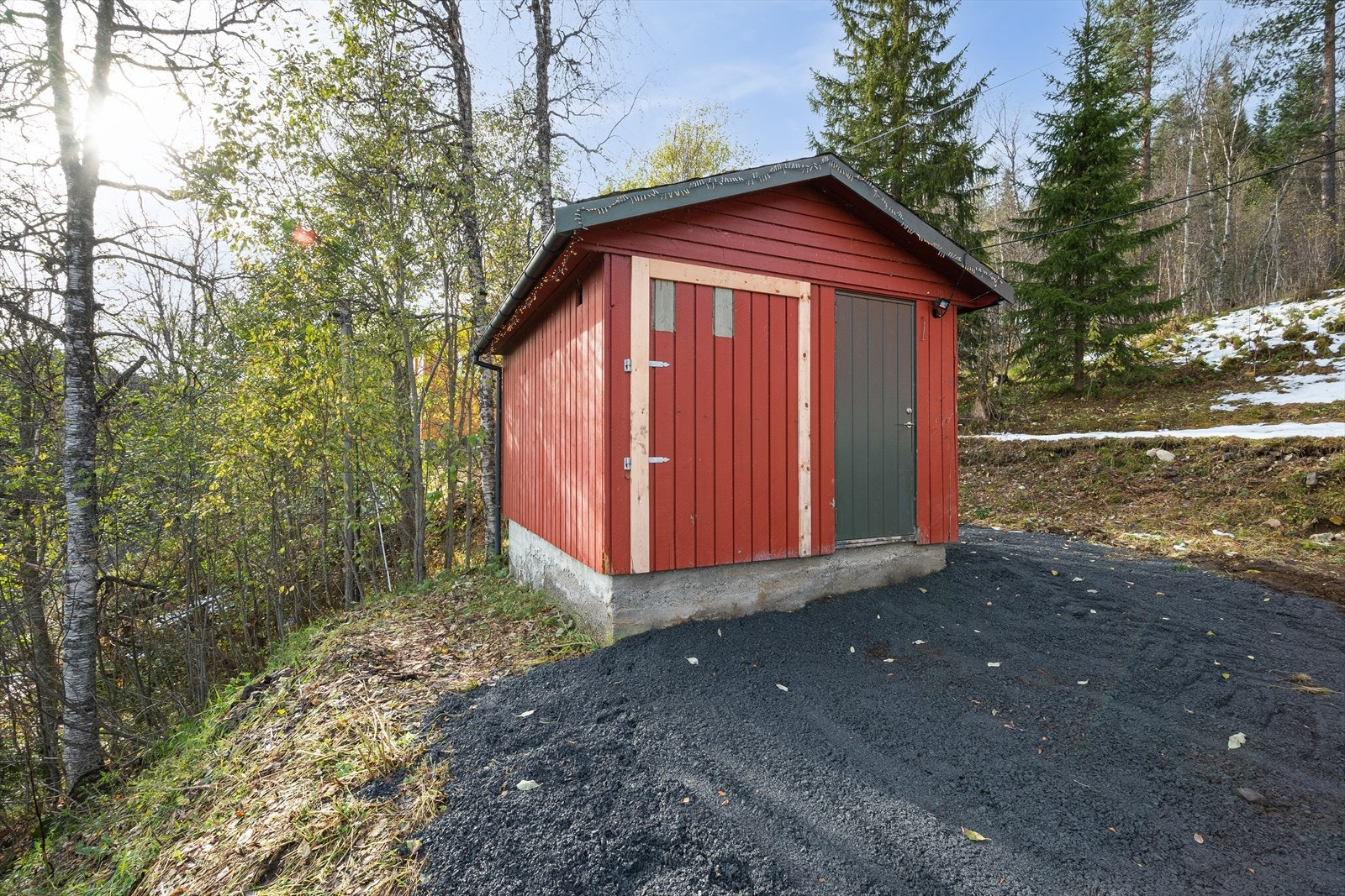 I tilknytning til gårdsplassen er det en frittstående utebod på ca. 10,7 kvm til hageredskap, sykler og annet. Galleribilde