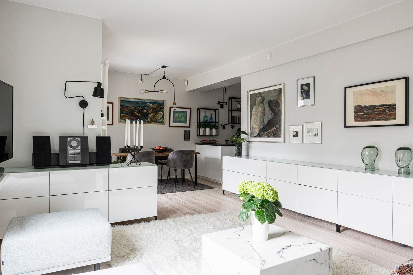 Lys og romslig sosial sone. Galleribilde