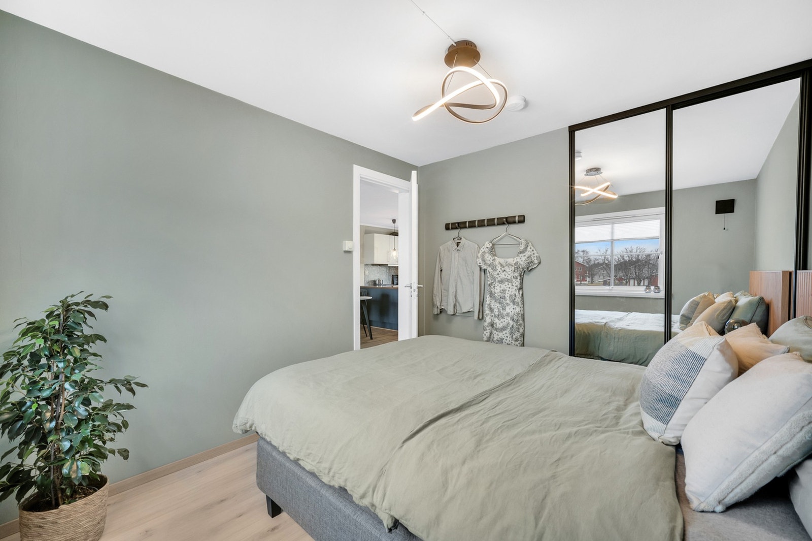 Soverommet er på 9 m² med skyvedørsgarderobe som medfølger handelen. Galleribilde