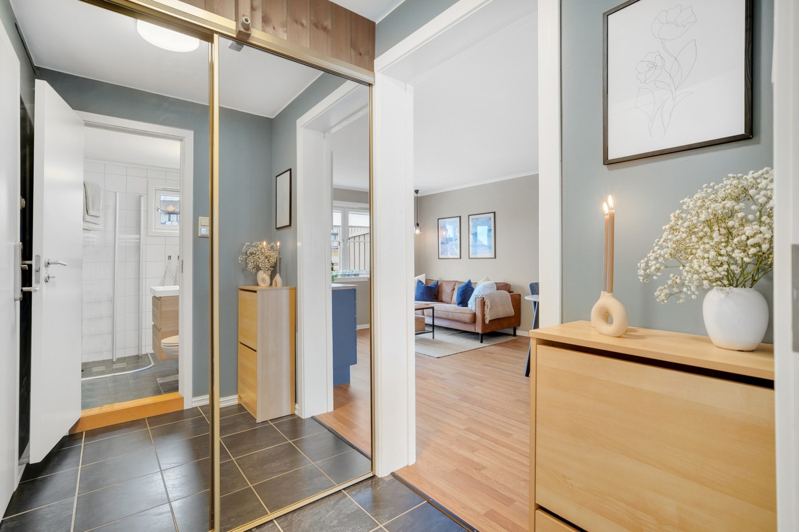 Entré en romslig på 3,5 m² med skyvedørsgarderobe. Galleribilde