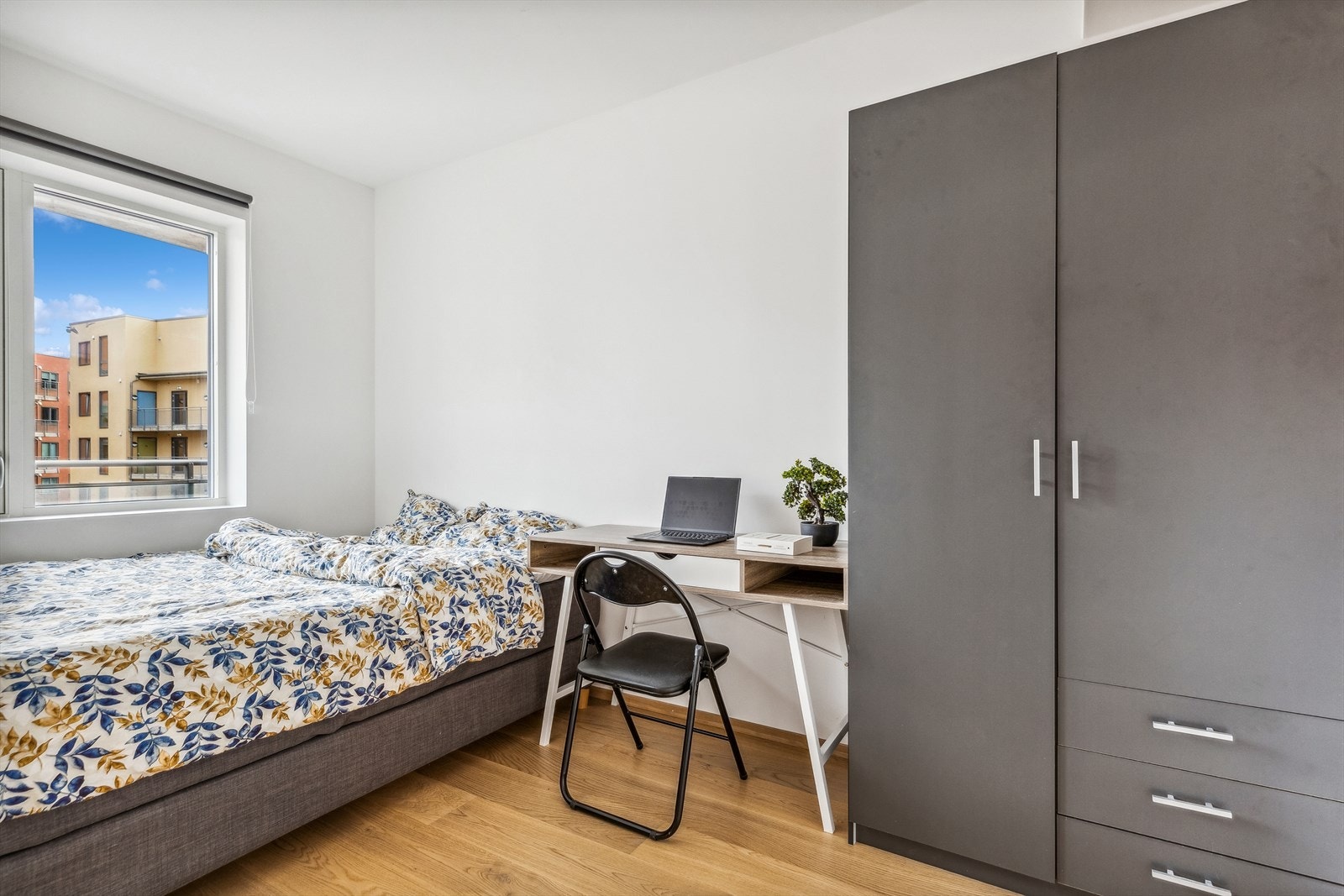 Soverommet i leiligheten er utstyrt med garderobeskap og har ellers plass til både seng og arbeidspult. Galleribilde
