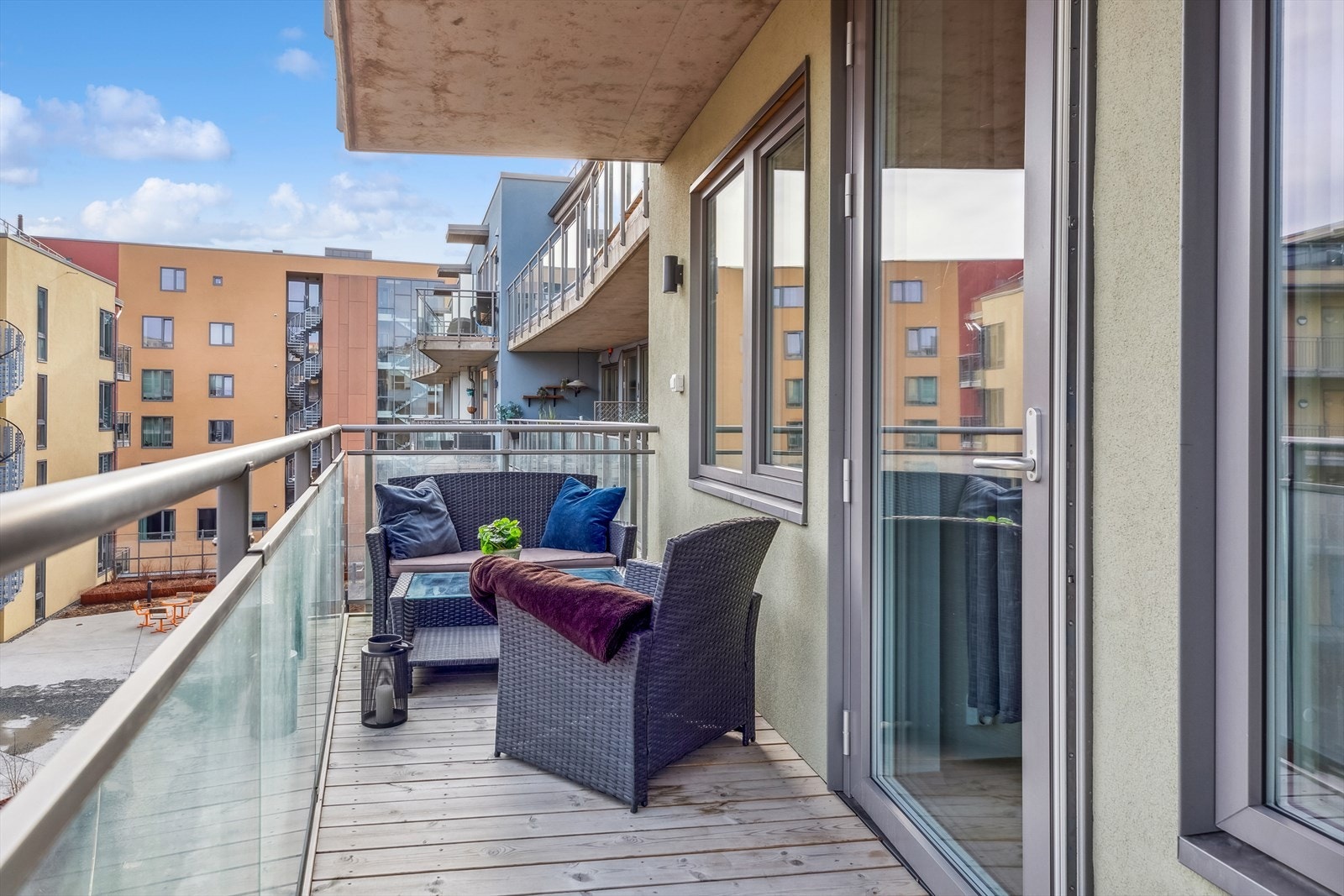 I forlengelse av stuen har leiligheten en overbygget balkong på ca. 8 kvm. Galleribilde