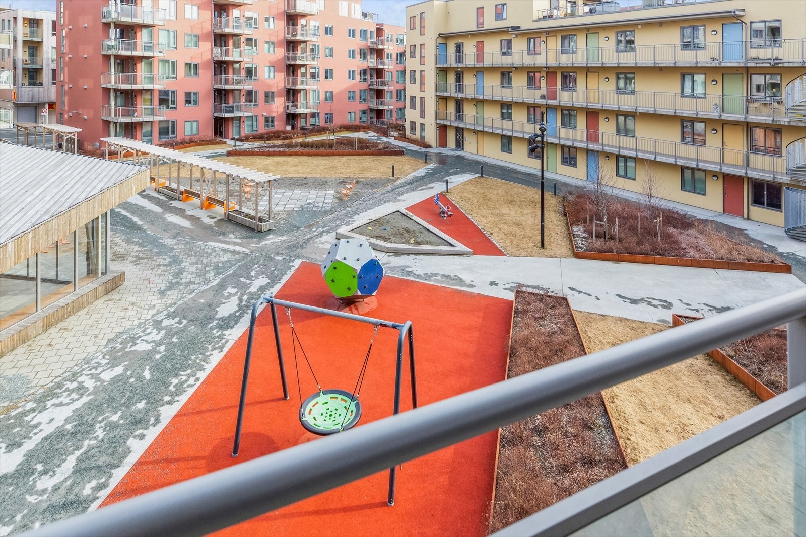 Utenfor balkongen har sameiet et hyggelig fellesareal tilrettelagt for alle aldersgrupper. Galleribilde