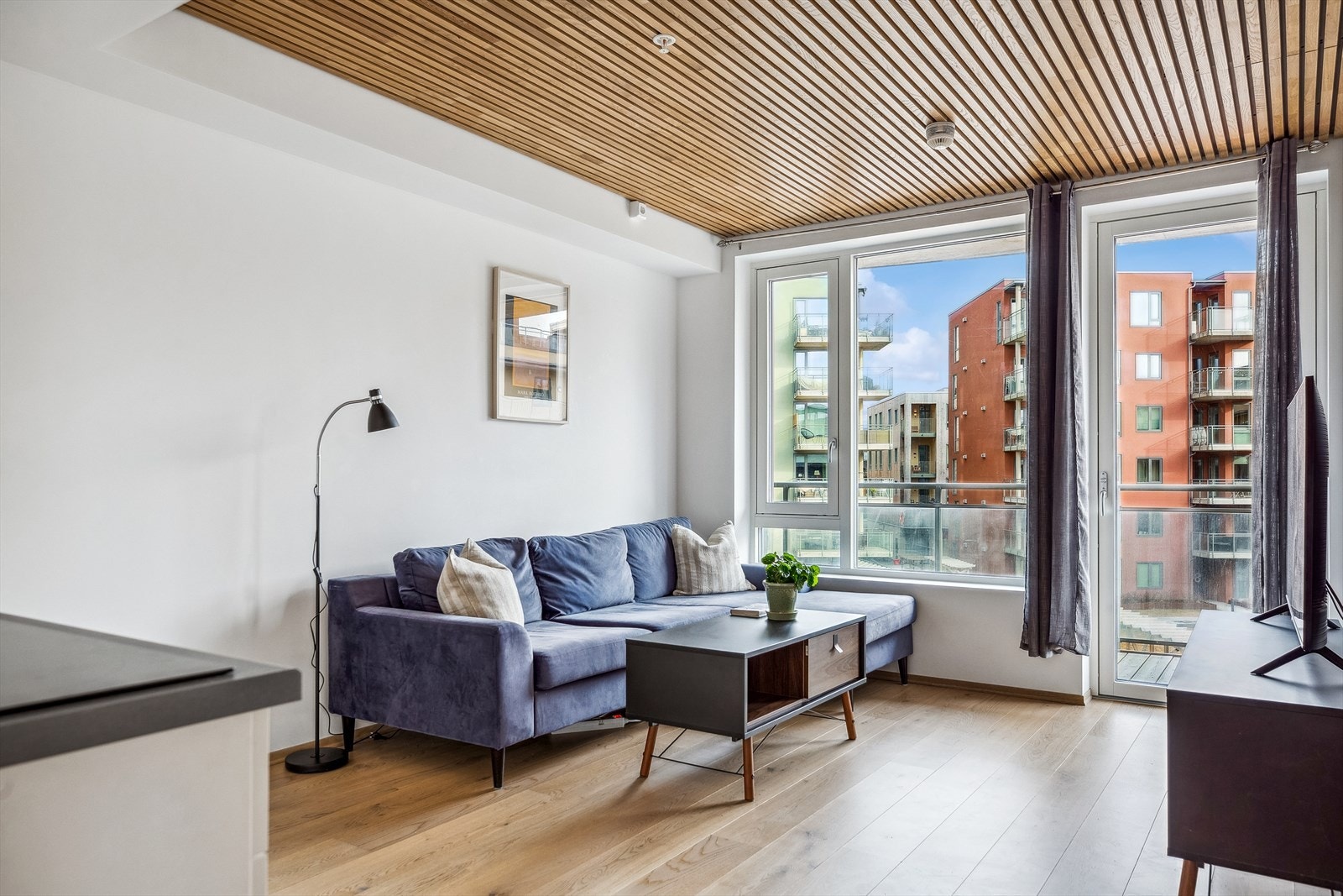 Vinduer på endeveggen gir fine lysforhold og i taket er det spiler som gir god lyddemping og en lun atmosfære. Galleribilde