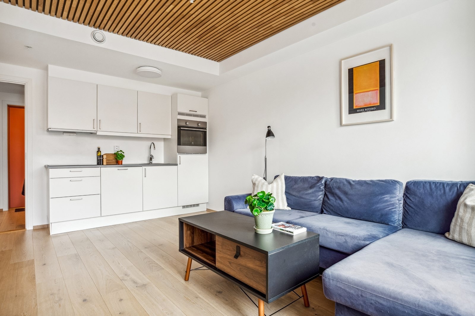 Kjøkkenet ligger åpent i stuen og har et tidløst design. Galleribilde
