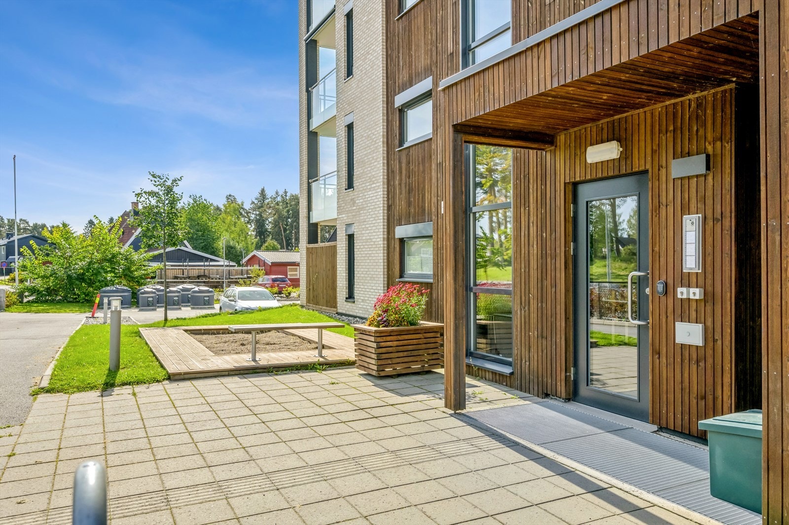 Et koselig inngangsparti med automatisk døråpner og moderne intercom-anlegg. Galleribilde