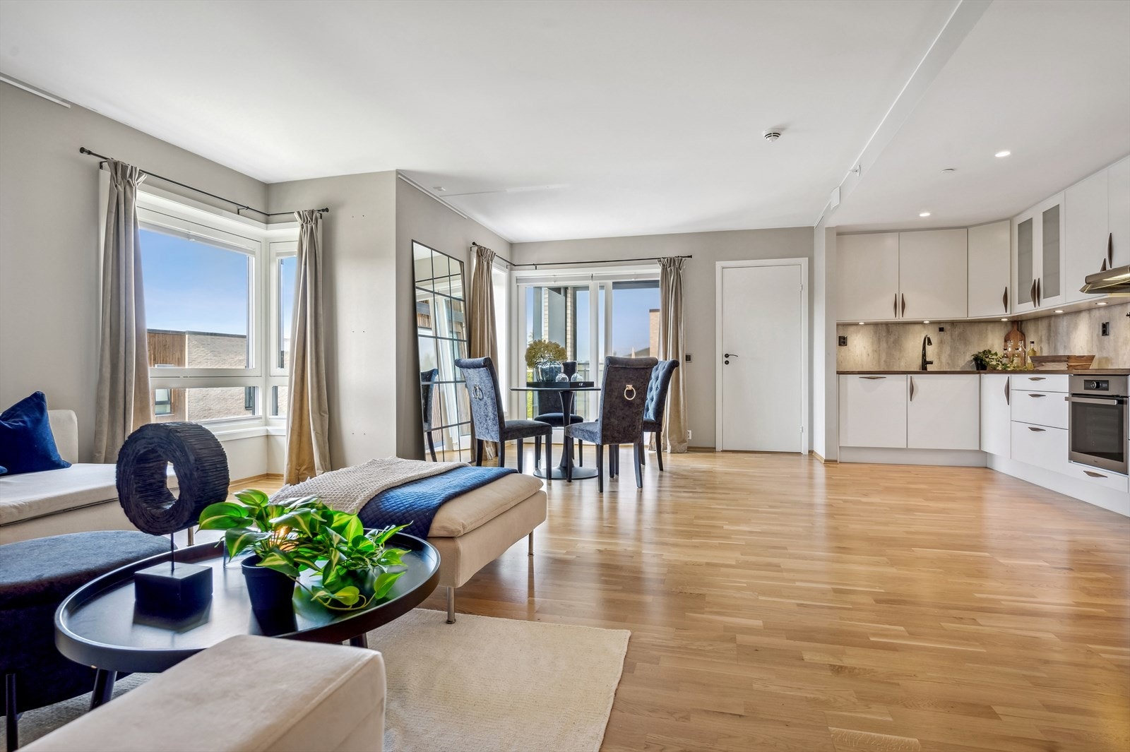 Stuen er romslig med god plass til flere soner og med mange møbleringsalternativer. Her kan du skape din stil. Galleribilde