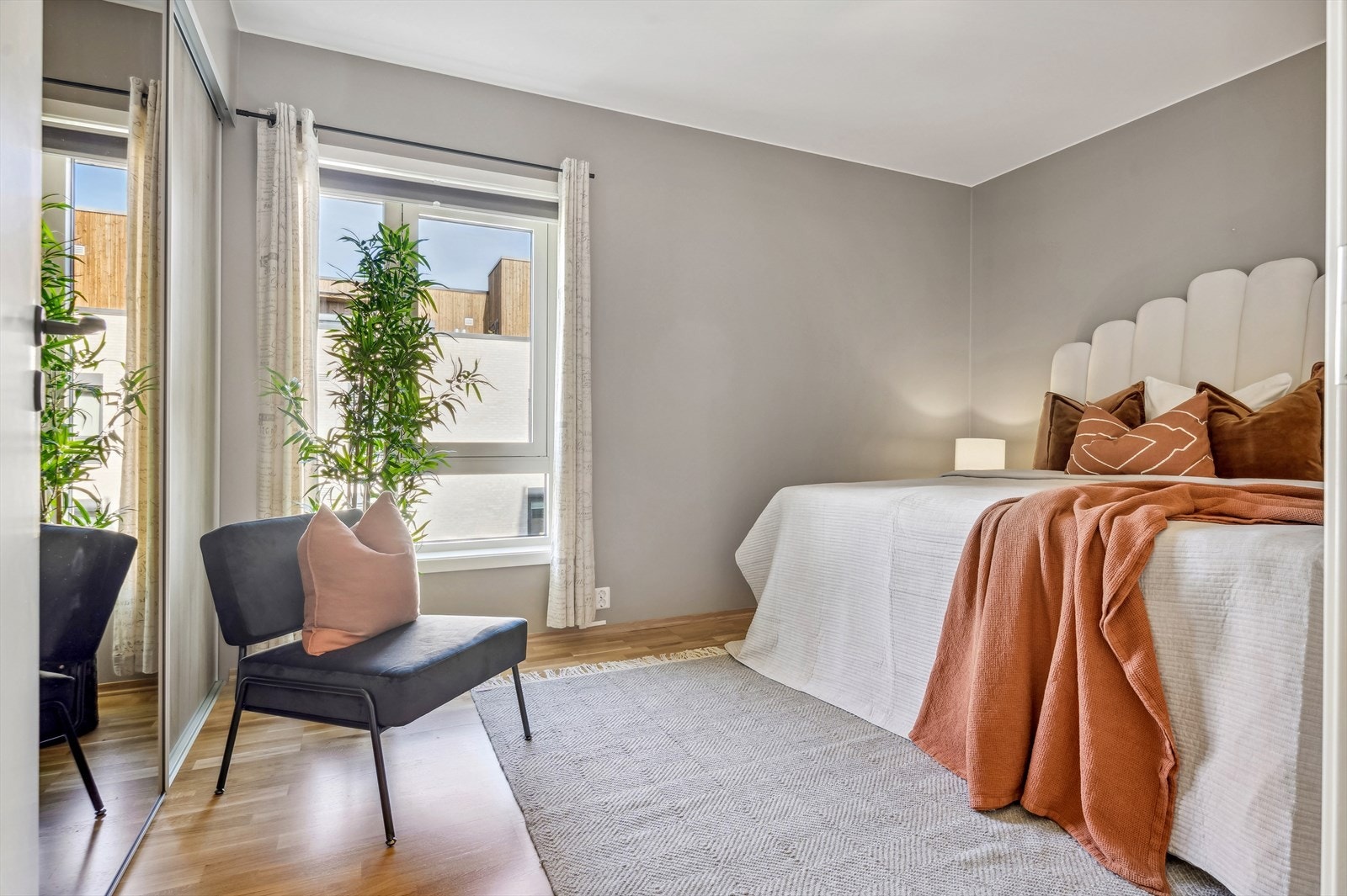 Hovedsoverommet er romslig med god garderobeplass og plissegardiner for god mørklegging på lyse sommernetter. Galleribilde