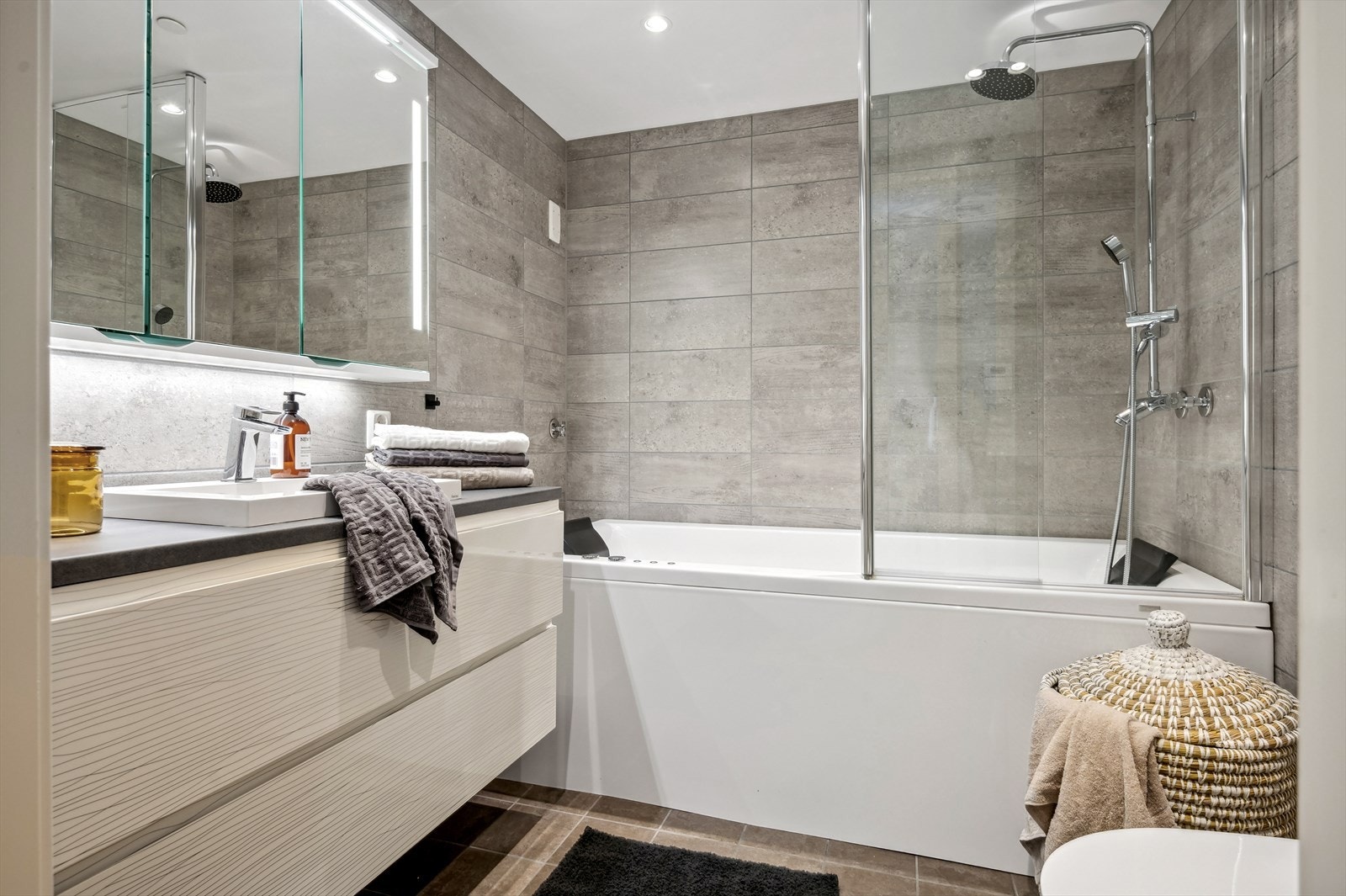 Hovedbadet er lekkert innredet med flotte og påkostede tilleggsvalg i både fliser og innredning. Galleribilde