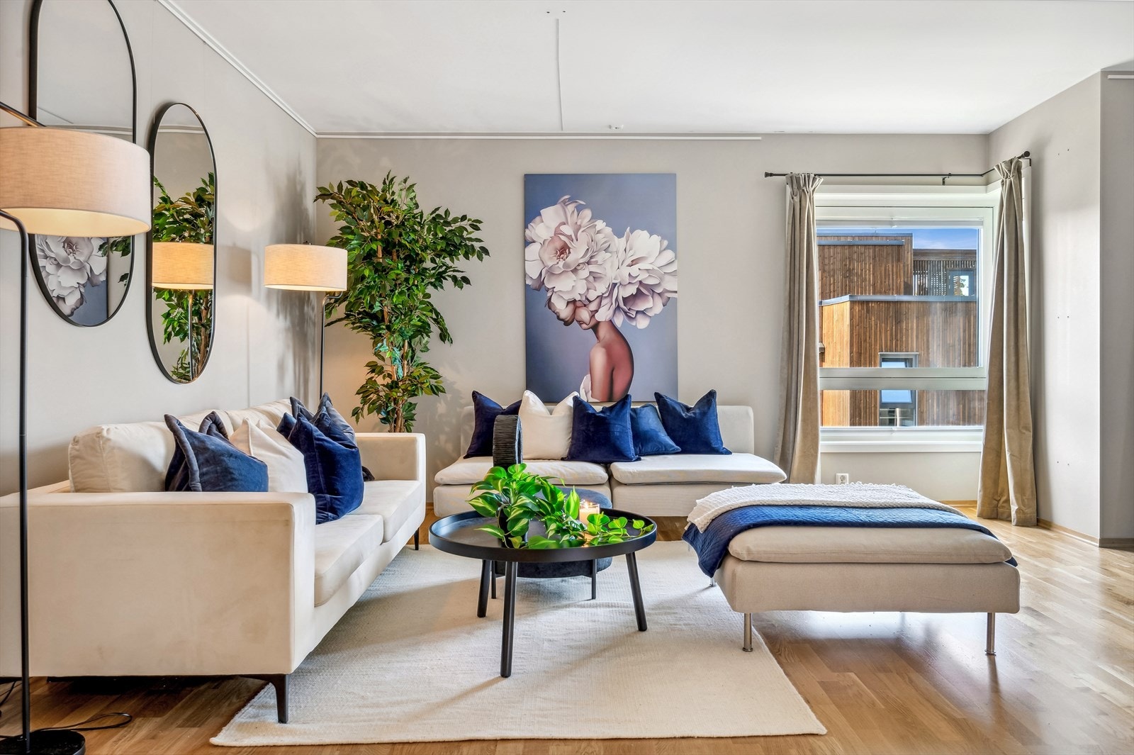 Stuen er romslig og delikat innredet i varme og tidløse fargetoner som er gjennomgående i leiligheten. Galleribilde