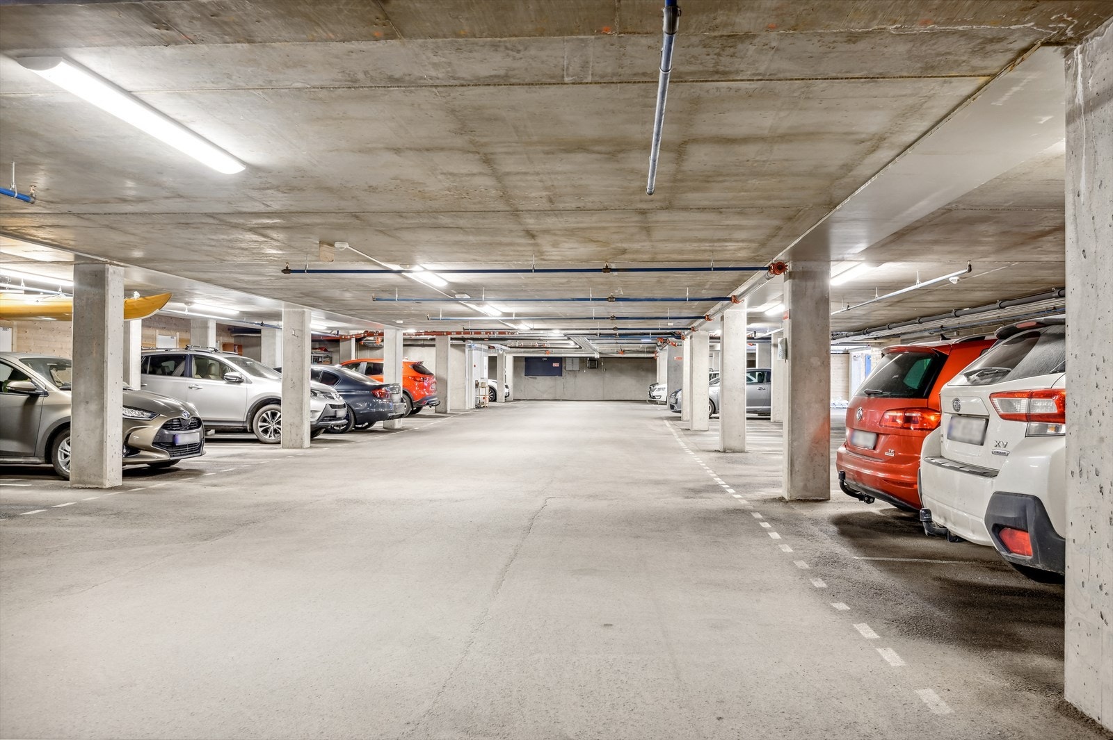 Garasjeplass i garasjekjeller med heis rett opp. Galleribilde