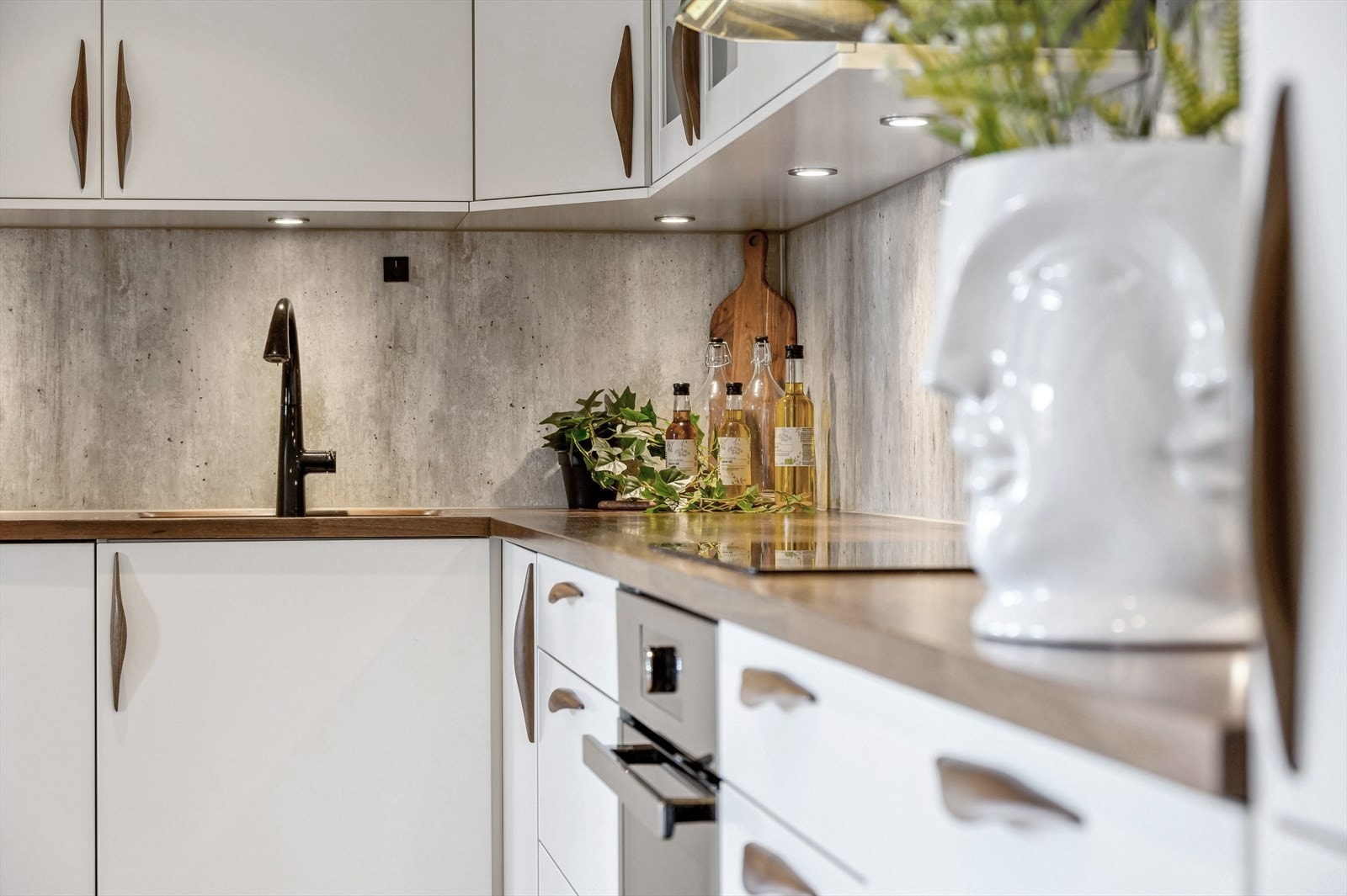 Detalj fra kjøkkenet. Legg merke til den flotte kranen som smykker benken med sin spesielle form. Galleribilde