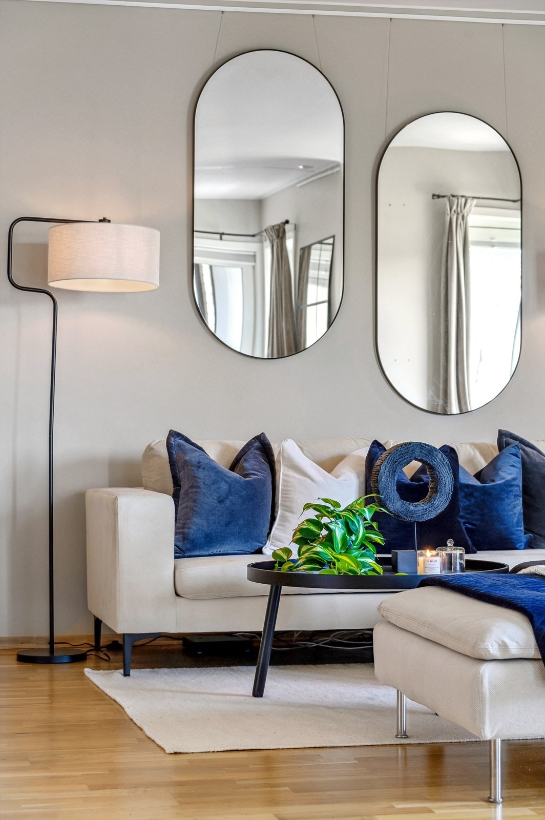 Detalj fra stuen. Legg merke til de smarte bildelistene til hullfritt oppheng. Galleribilde